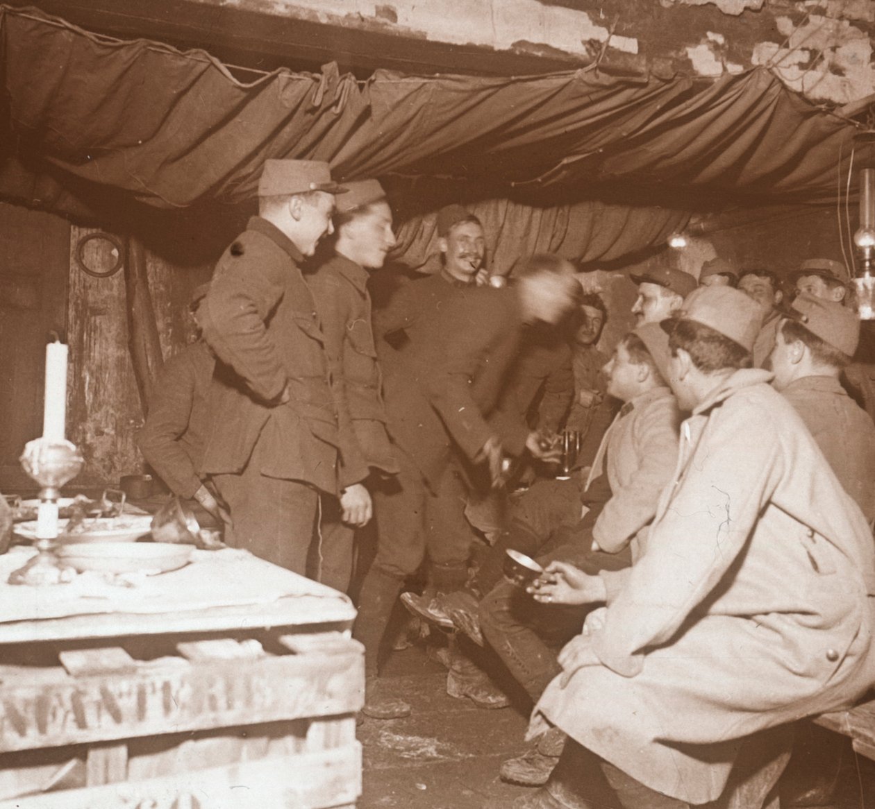 Soldados em um abrigo, Genicourt, norte da França, c1914-c1918 de Unbekannt