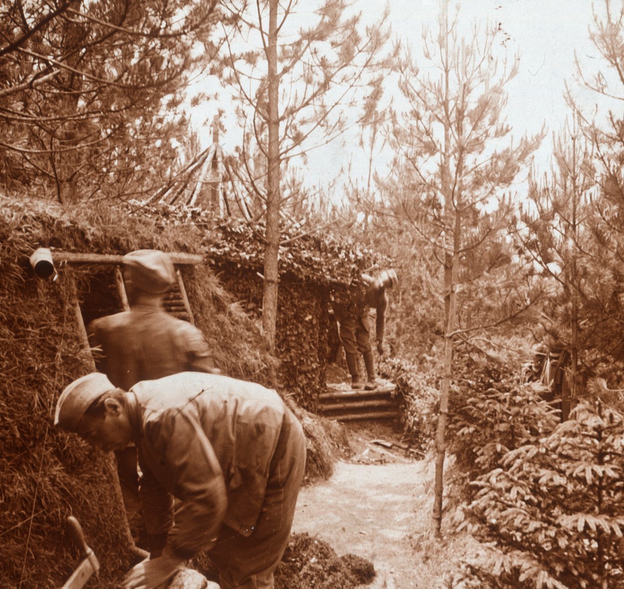 Soldados em abrigos cobertos de terra, Genicourt, norte da França, c1914-c1918 de Unbekannt