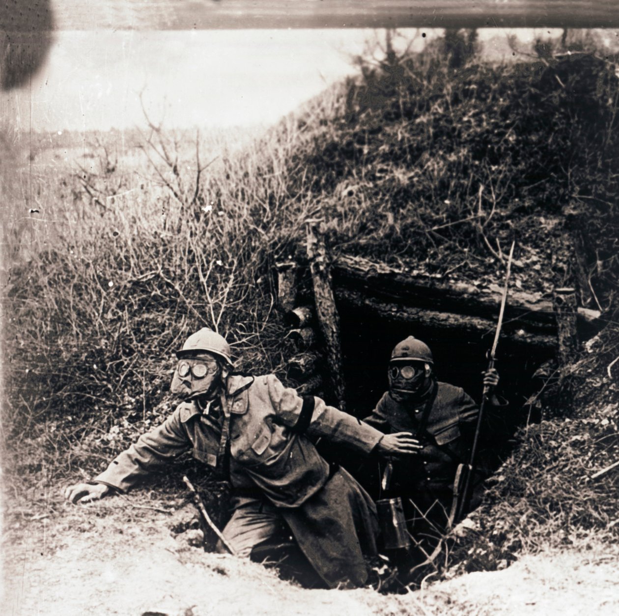 Soldados em máscaras de gás emergentes de trincheiras, c1914-c1918 de Unbekannt