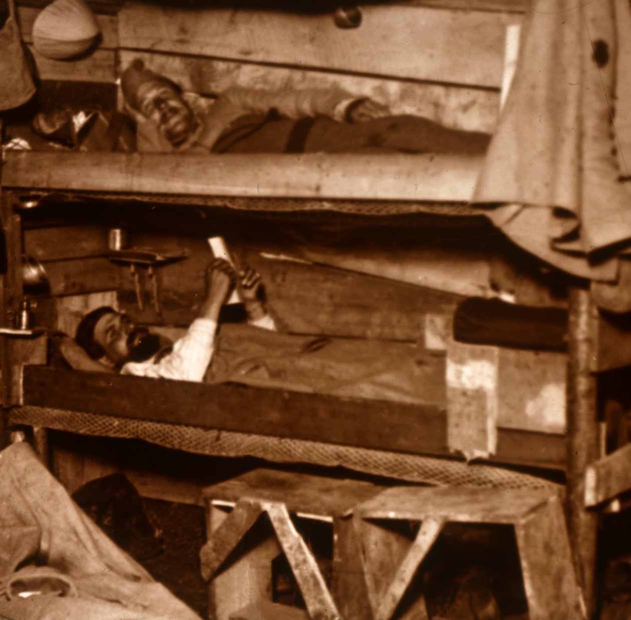 Soldados em beliches de madeira, c1914-c1918 de Unbekannt