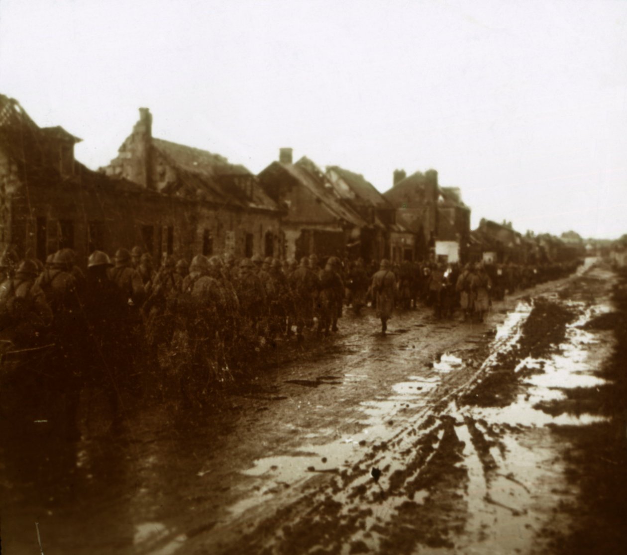 Soldados, marchar, passado, bombardeado, casas, champanhe, norte, frança, c1914-c1918 de Unbekannt