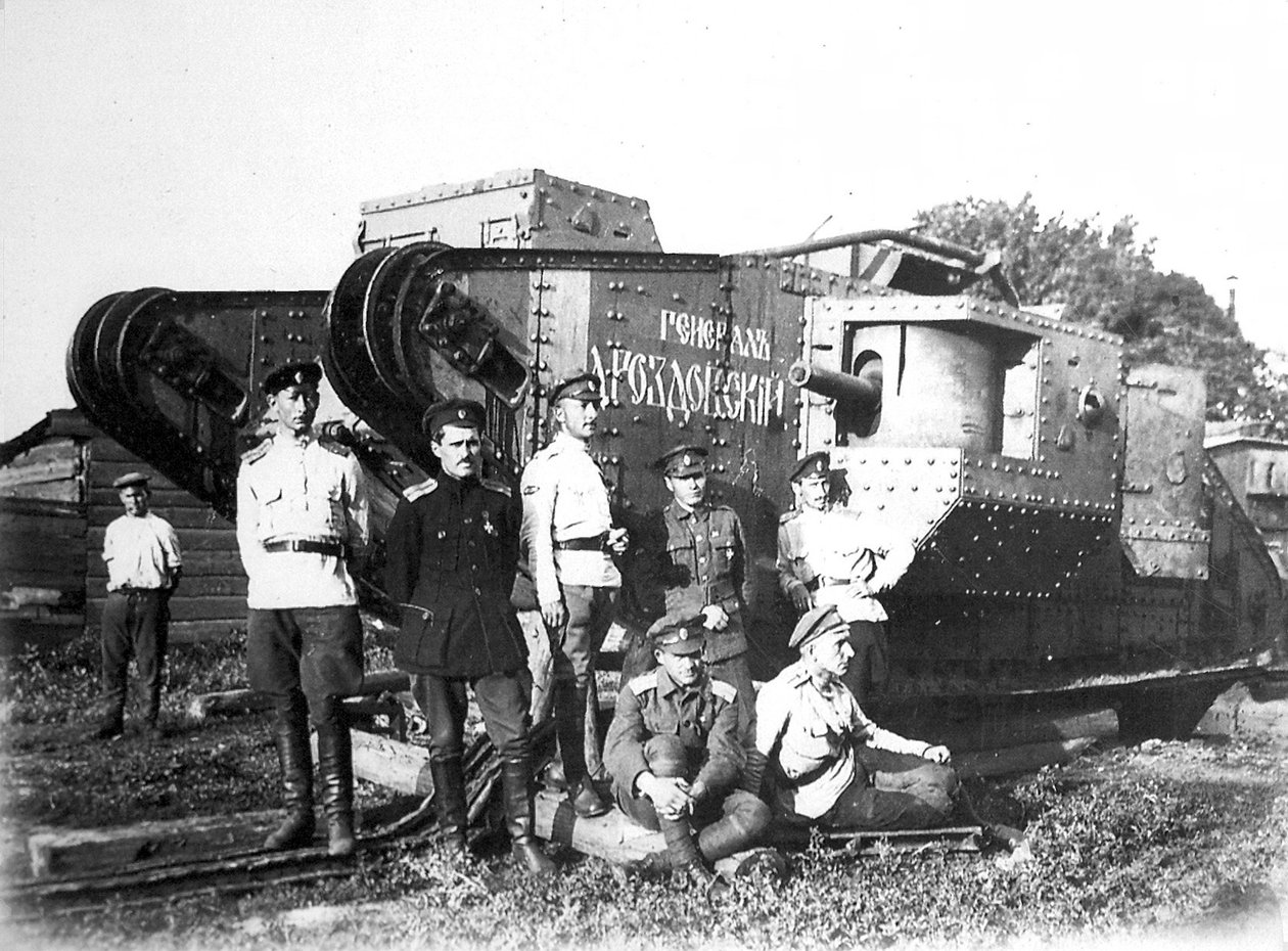 Soldados do exército voluntário antes do tanque General Drozdovsky, 1919. de Unbekannt