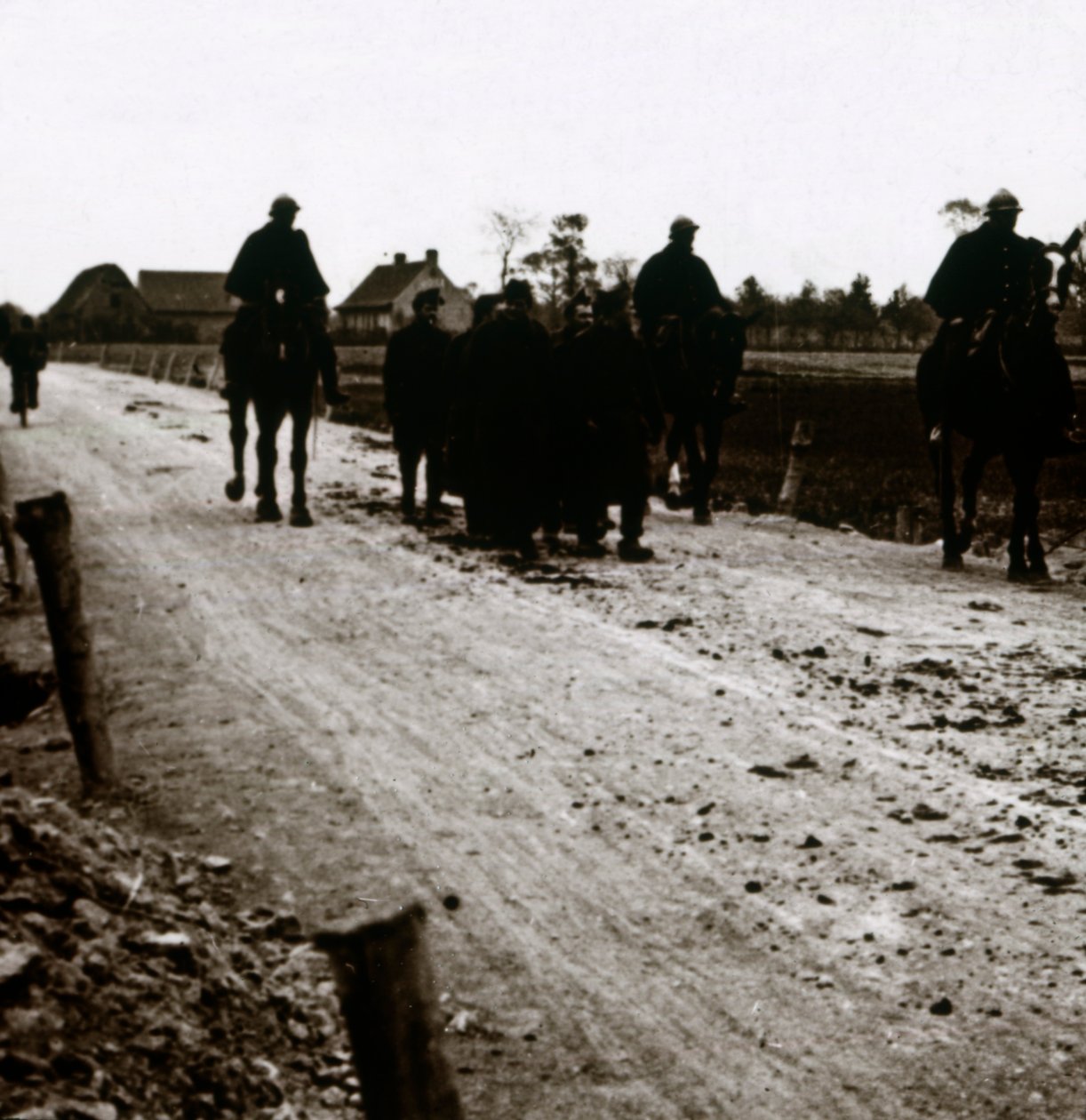 Soldados em uma estrada, c1914-c1918 de Unbekannt