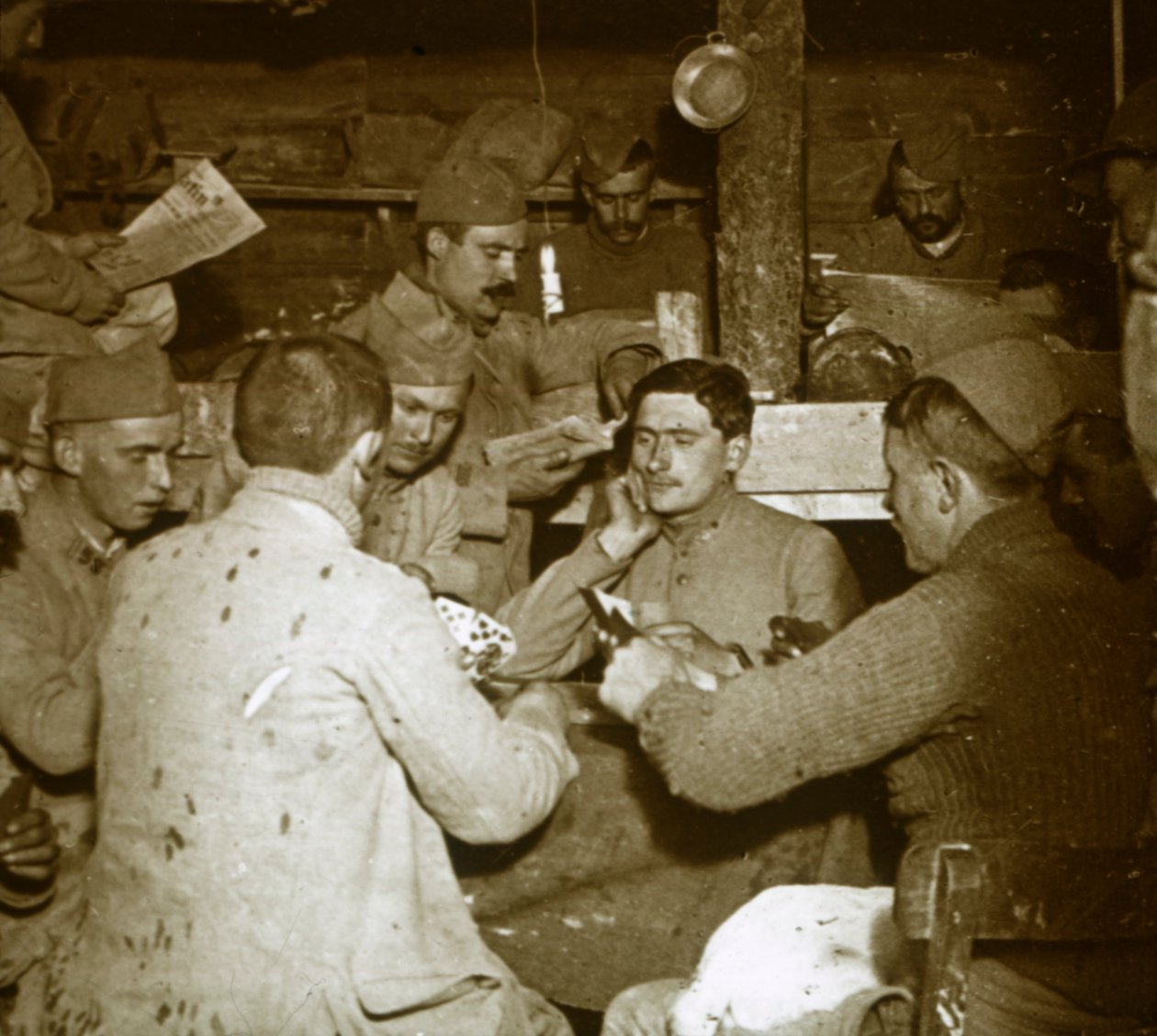 Soldados jogando Manille [jogo de cartas] nas trincheiras, c1914-c1918 de Unbekannt