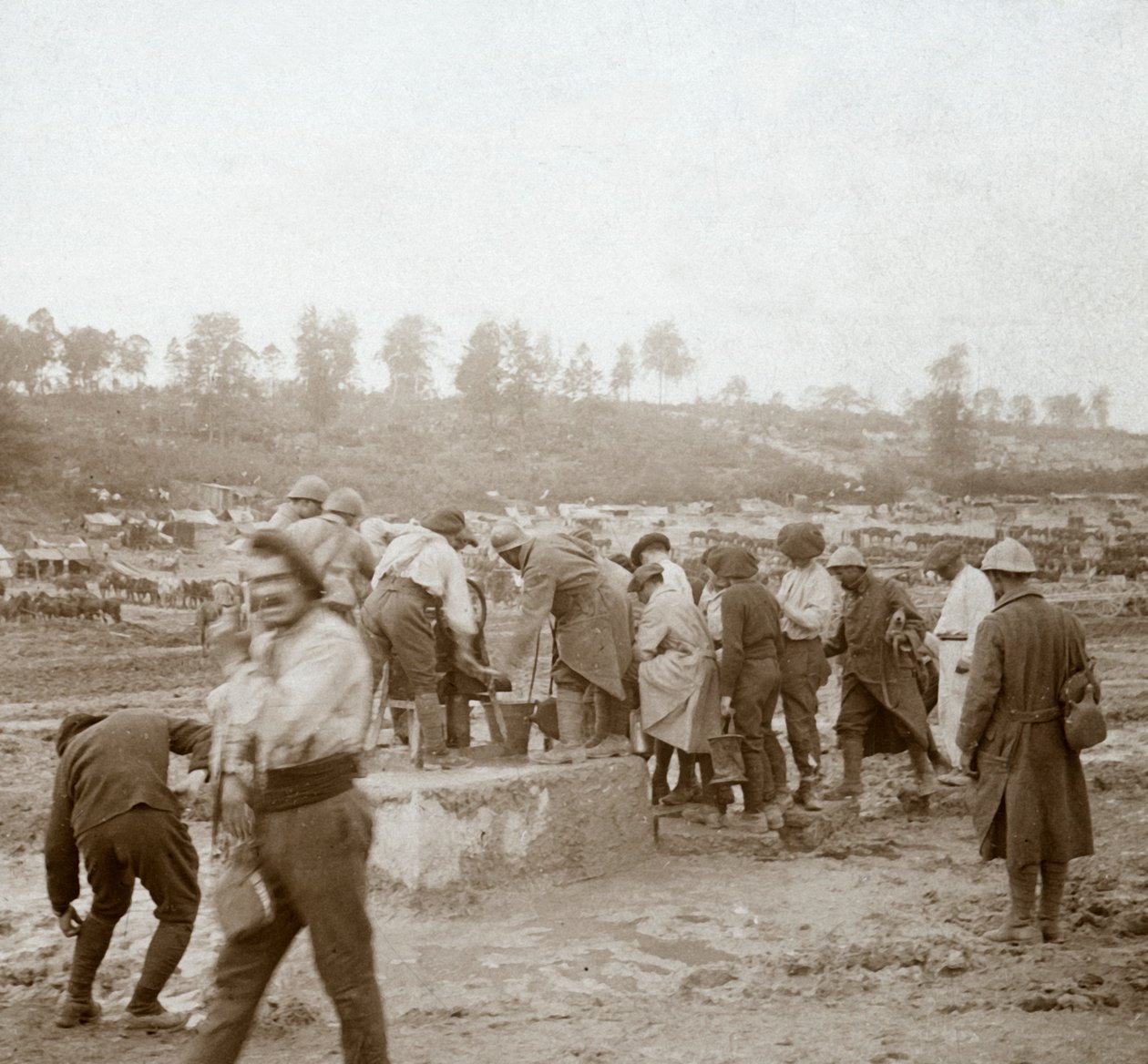 Soldados, fila, lama, água, genicourt, norte, frança, c1914-c1918 de Unbekannt