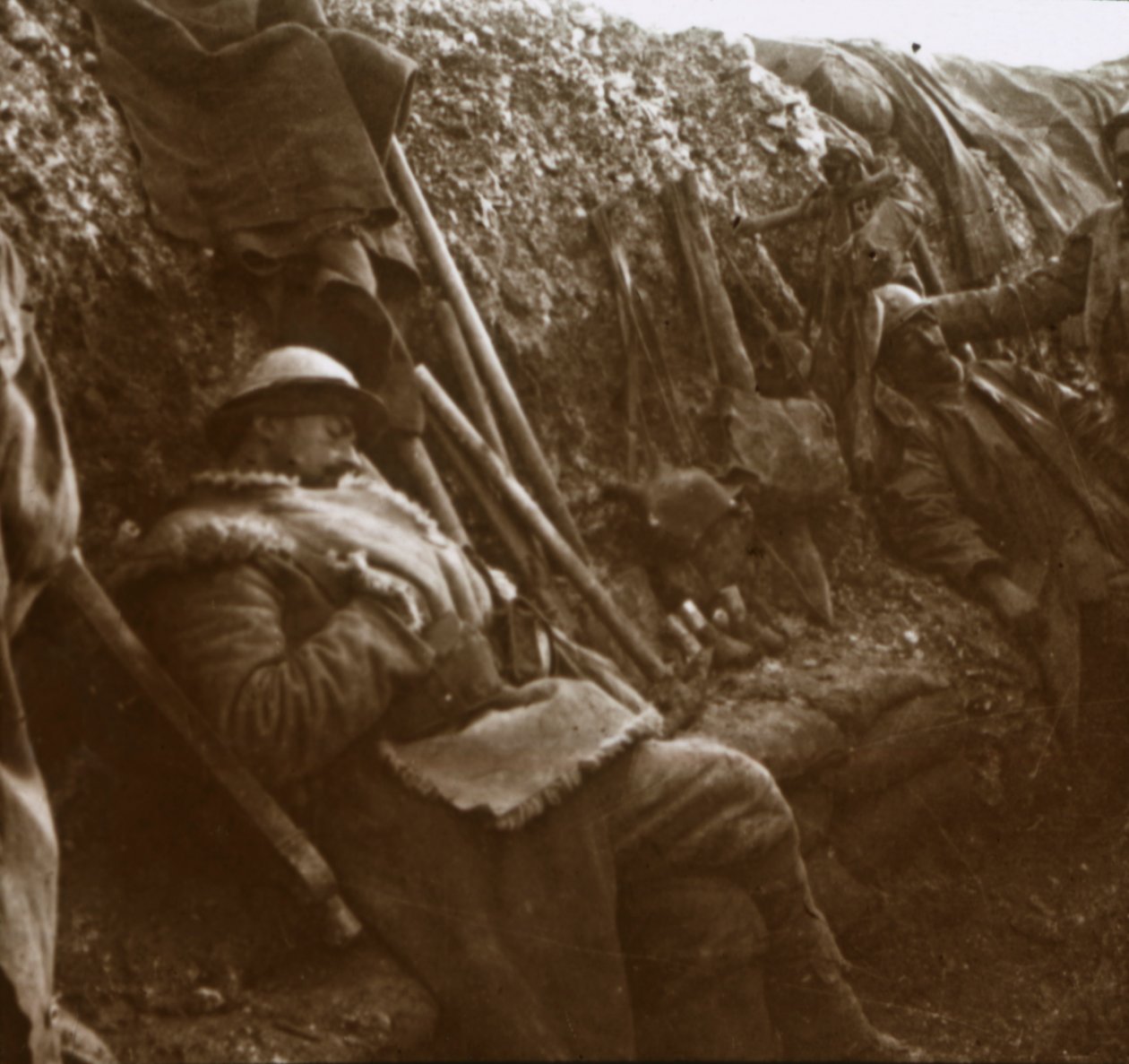 Soldados descansando em trincheiras, c1914-c1918 de Unbekannt