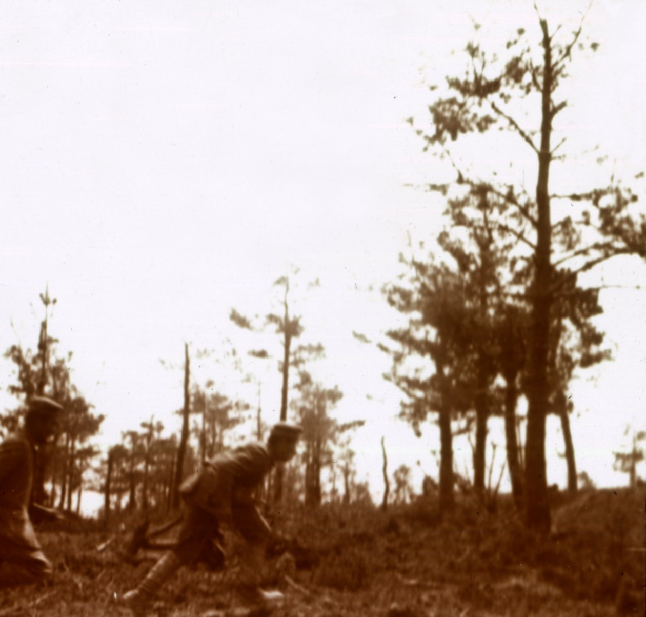 Soldados correndo no campo de batalha, c1914-c1918 de Unbekannt