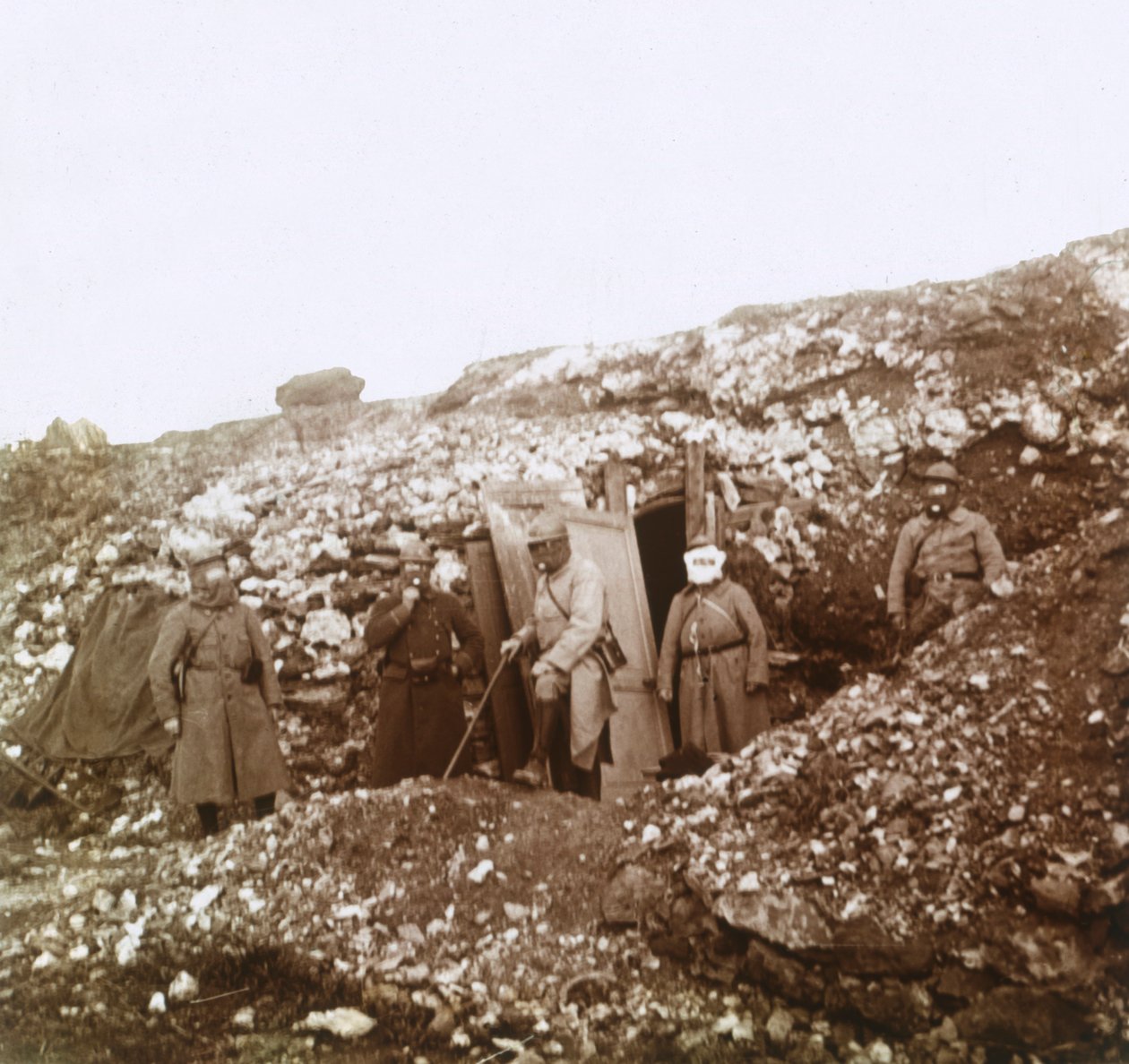 Soldados usando máscaras de gás, c1914-c1918 de Unbekannt