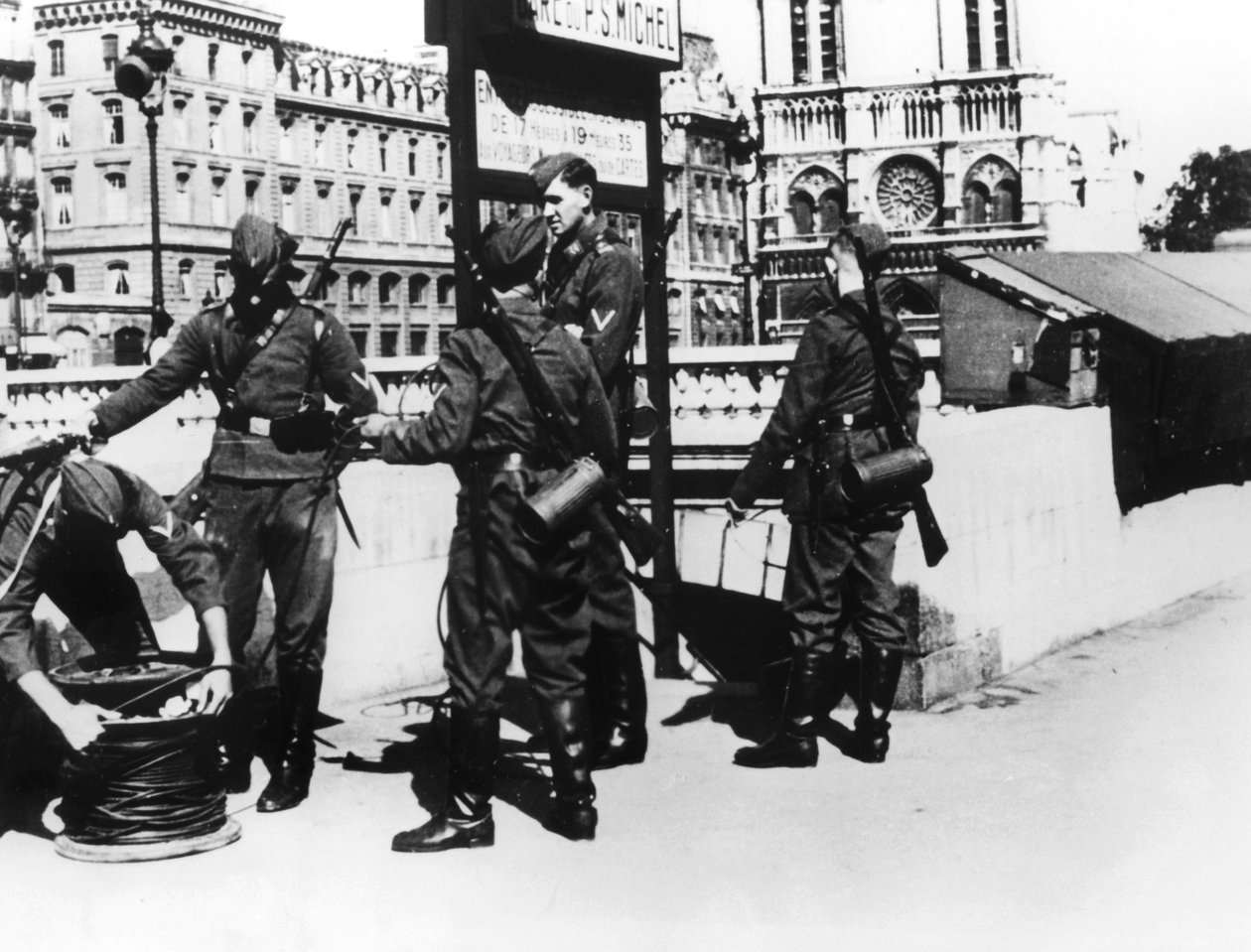 Soldados com um cabo telefônico na Pont St Michel, Paris, junho de 1940 de Unbekannt