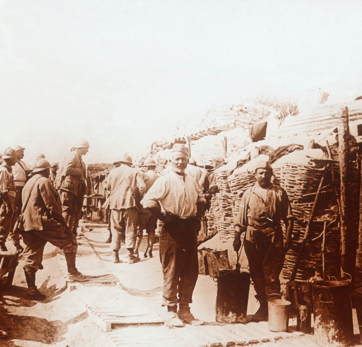 Soldados com recipientes de metal, c1914-c1918 de Unbekannt