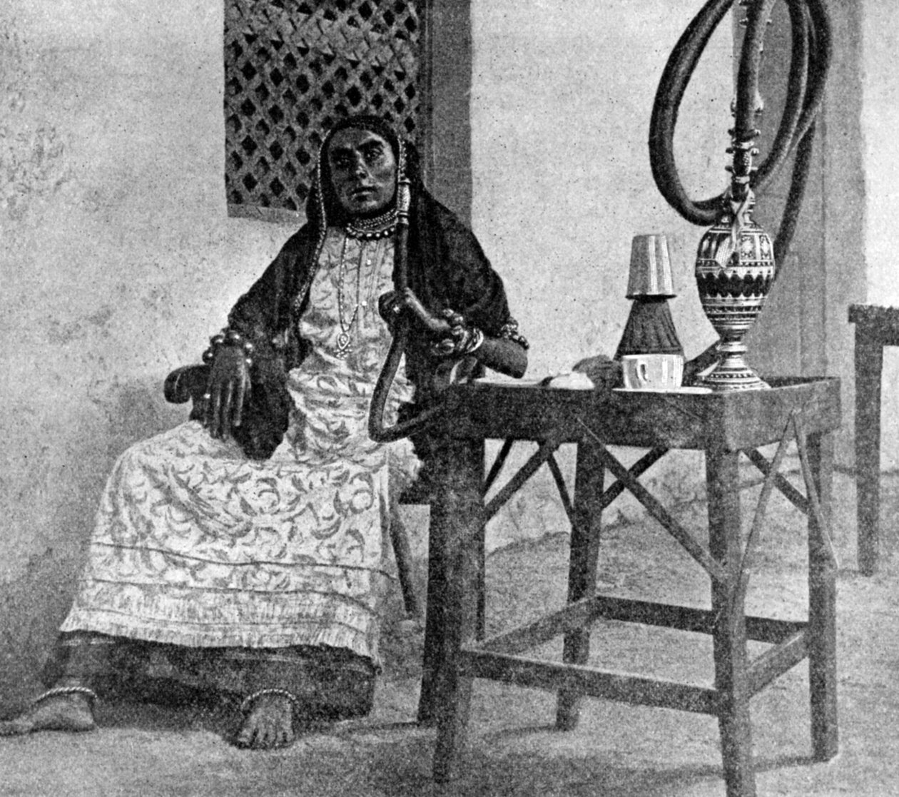 Mulher somaliana fumando um cachimbo de água, Aden, 1922 de Unbekannt