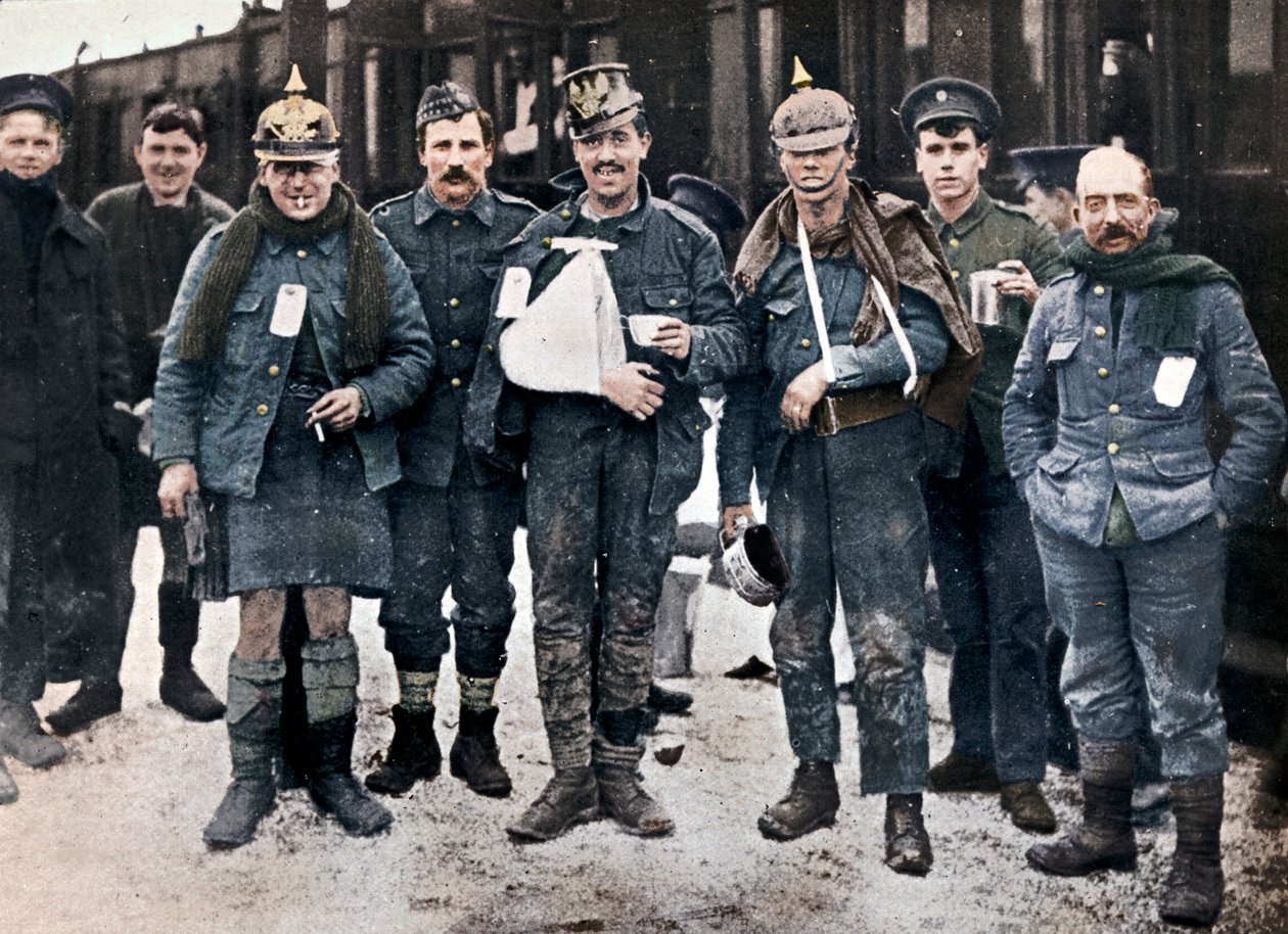Alguns alegres feridos dos combates de Neuve Chapelle, usando capacetes alemães capturados, 1915 de Unbekannt
