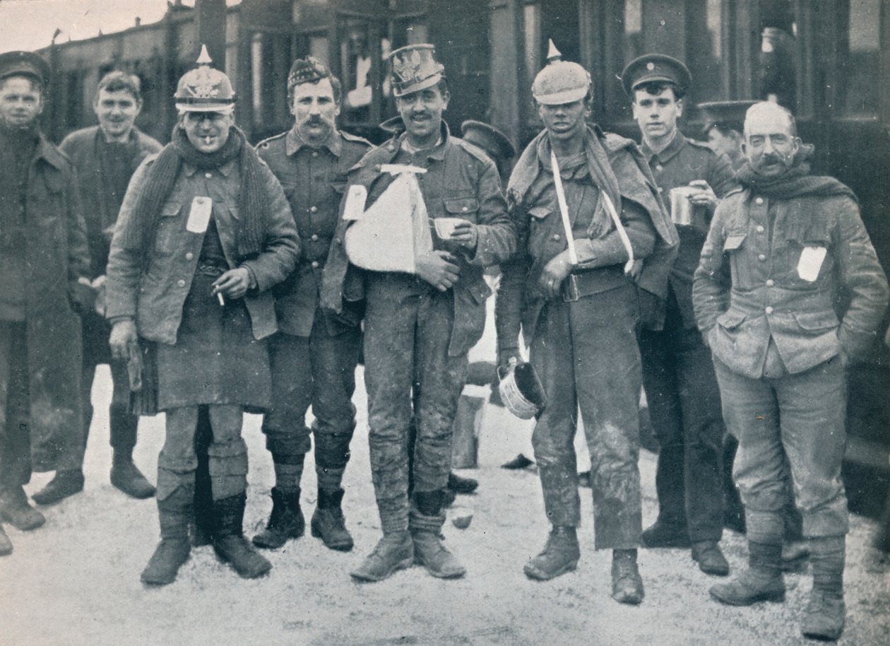 Alguns alegres feridos dos combates de Neuve Chapelle, usando capacetes alemães capturados, 1915 de Unbekannt