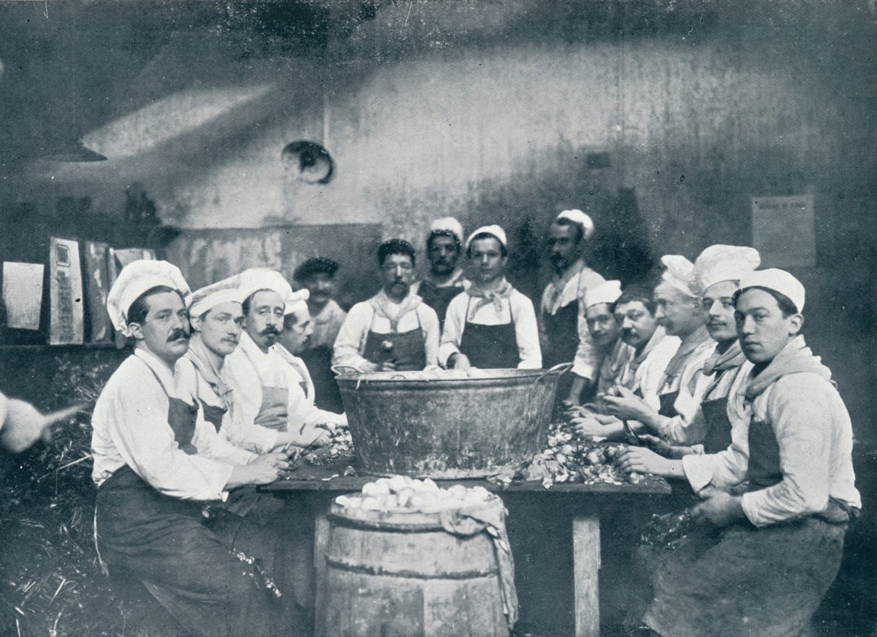 Alguns dos cozinheiros que preparam a sopa no Messagerie Van Gand, c1914 de Unbekannt