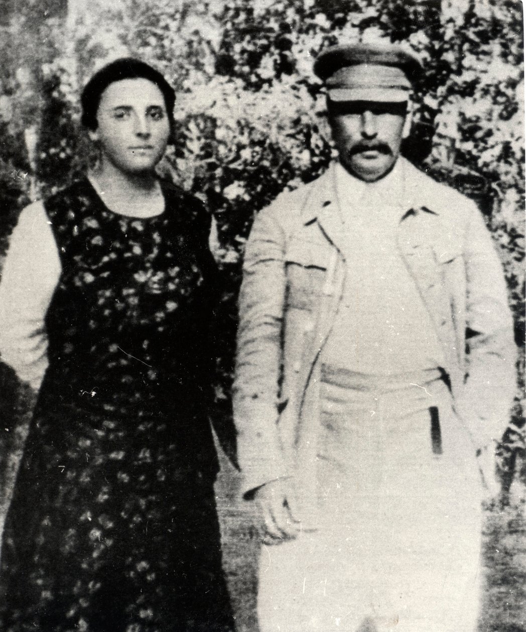 O líder soviético Josef Stalin com sua segunda esposa Nadezhda Alliluyeva, final da década de 1920 de Unbekannt