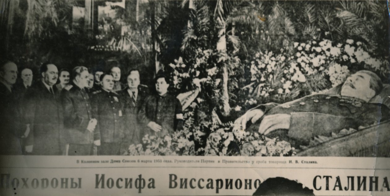 Os líderes soviéticos visitam o esquife de Stalin, decorado com flores, no Salão de Colunas de Moscows. Atrás do chefe de Unbekannt