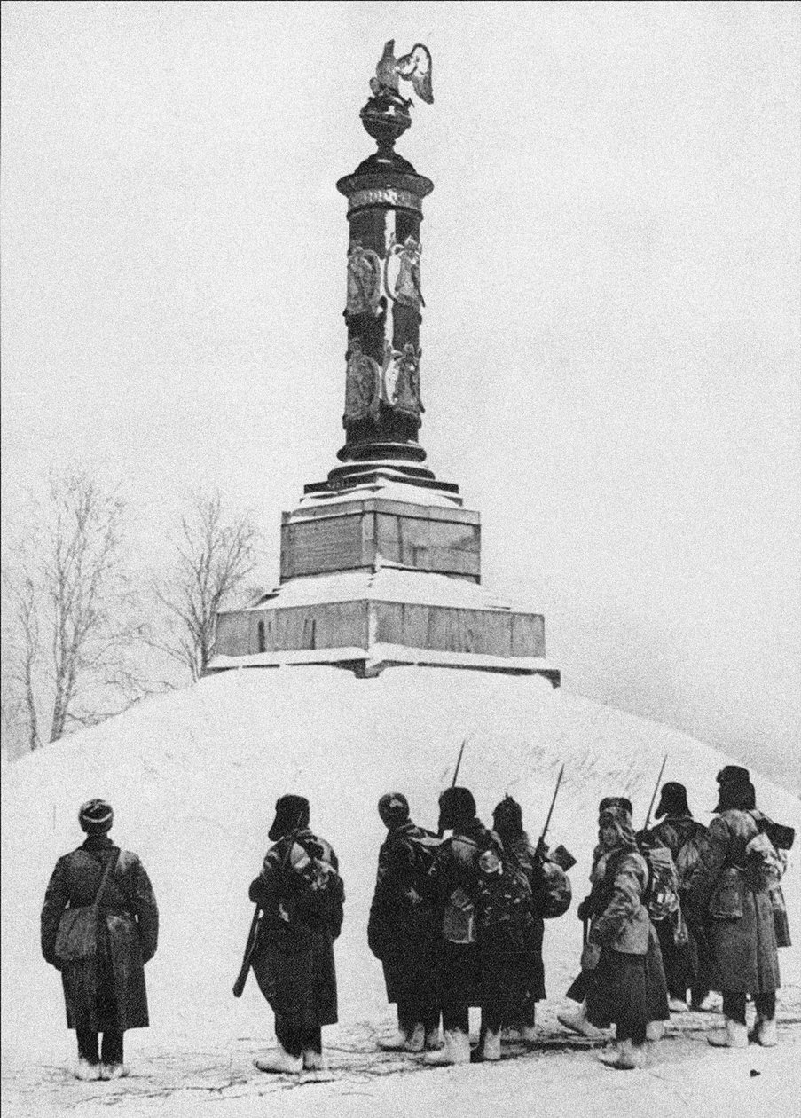 Soldados soviéticos no monumento aos heróis da Guerra de 1812 na aldeia de Tarutino Kaluga r de Unbekannt