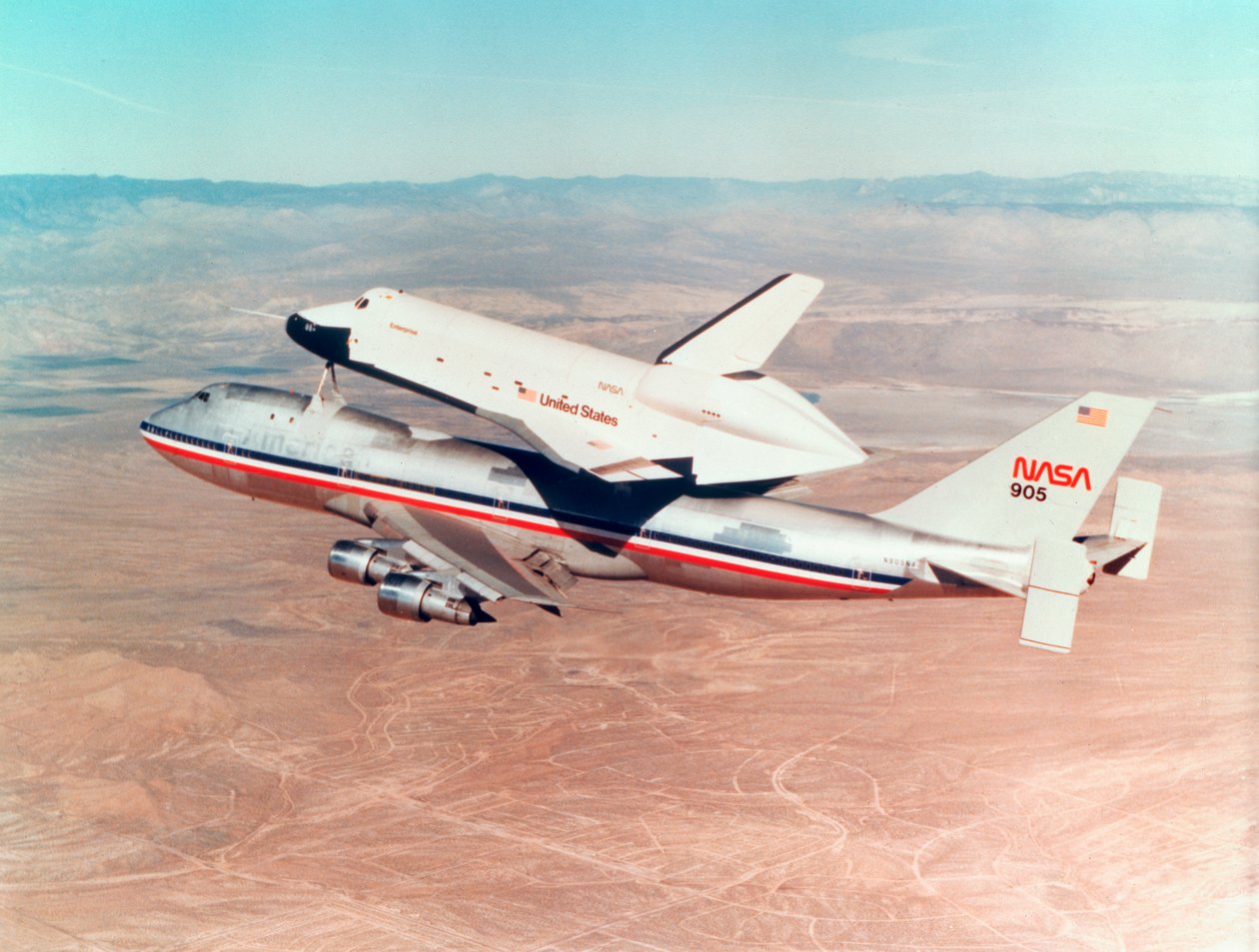 Space Shuttle Orbiter montado no topo de uma aeronave Boeing 747, 1977 de Unbekannt