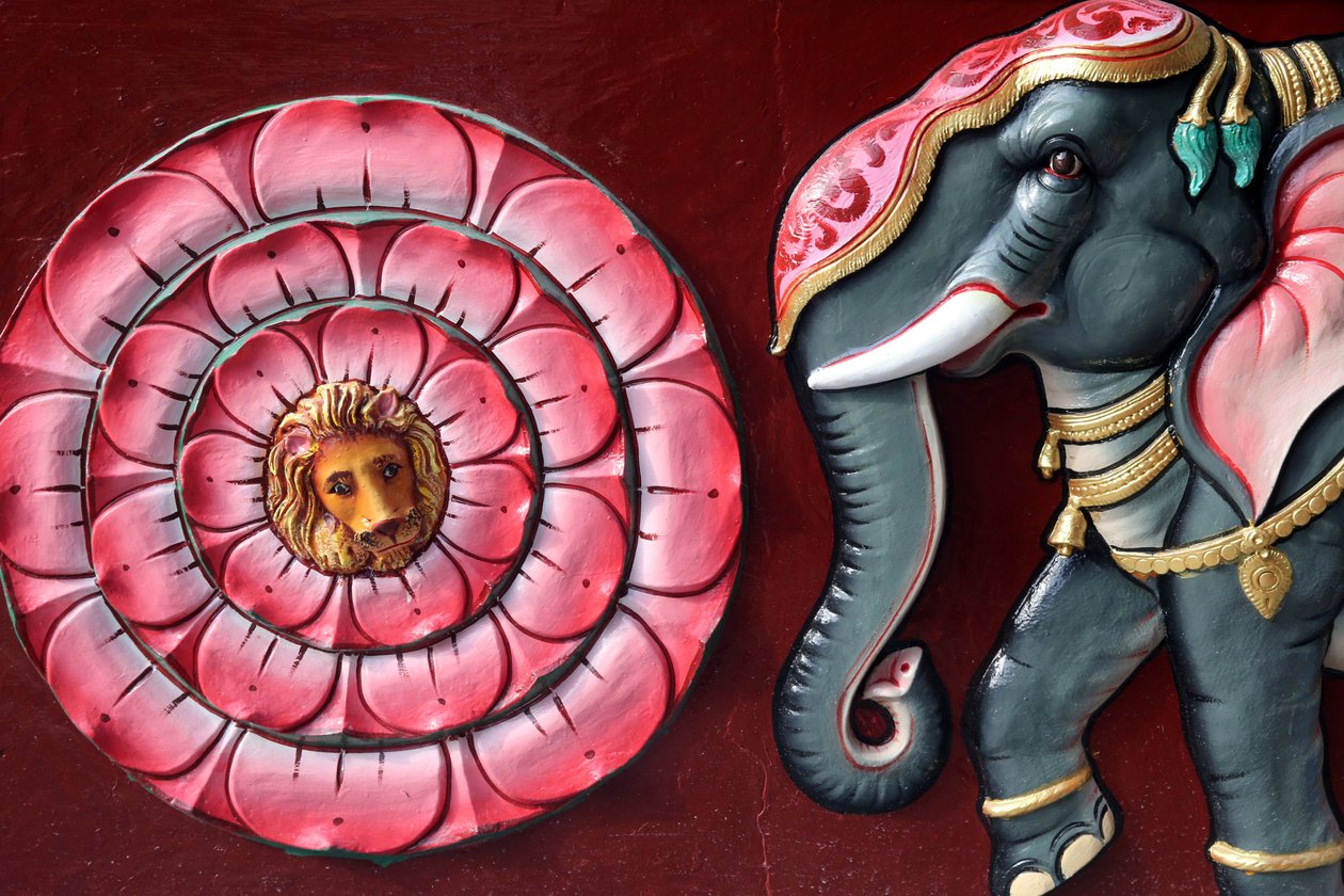 Sri Vadapathira Kaliamman templo hindu. Elefante e flor de lótus. Singapura de Unbekannt