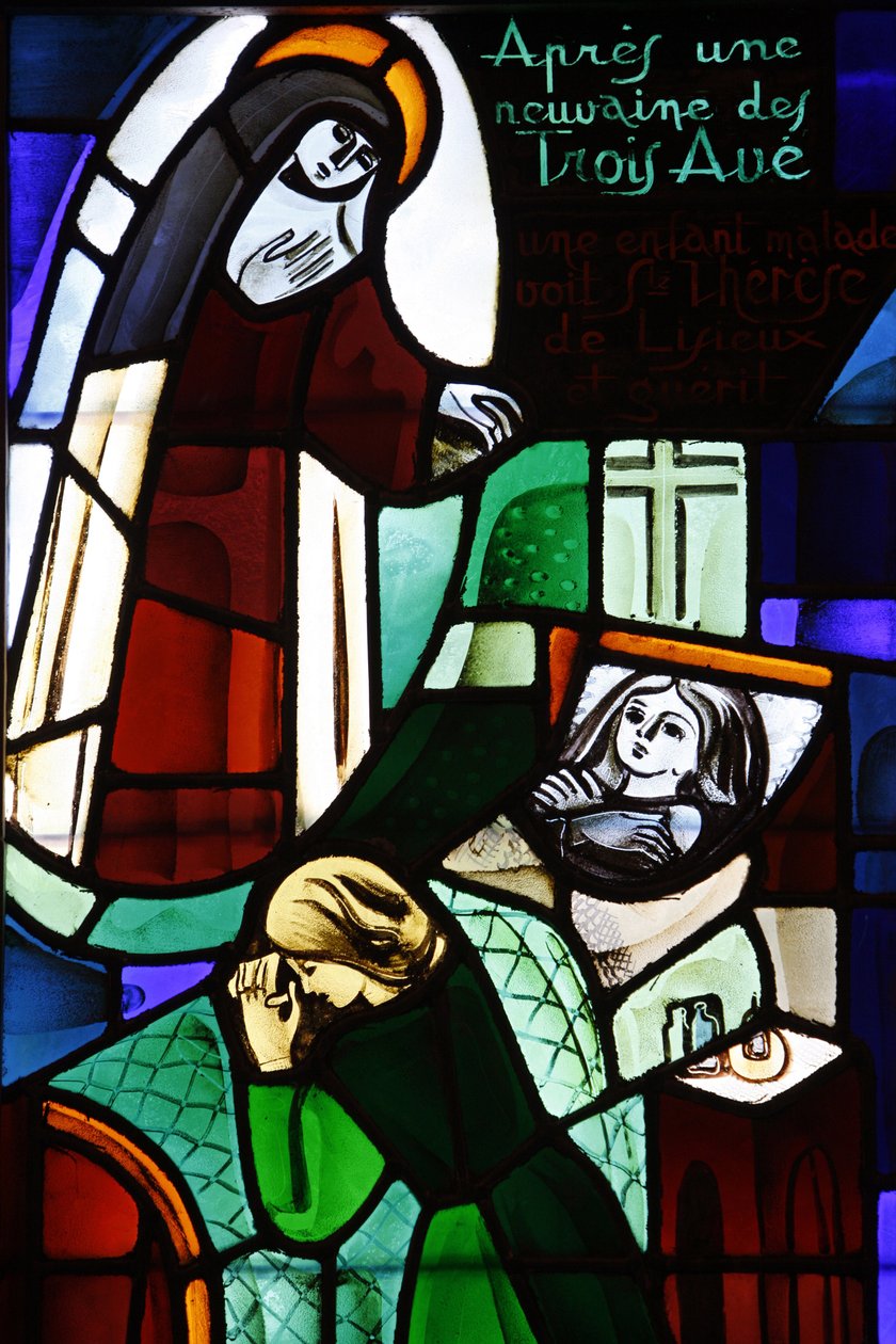 Vidro manchado representando Sainte Therese de Lisieux curando uma criança doente na igreja de Notre-Dame-de-la-Trinite , Blois, França de Unbekannt