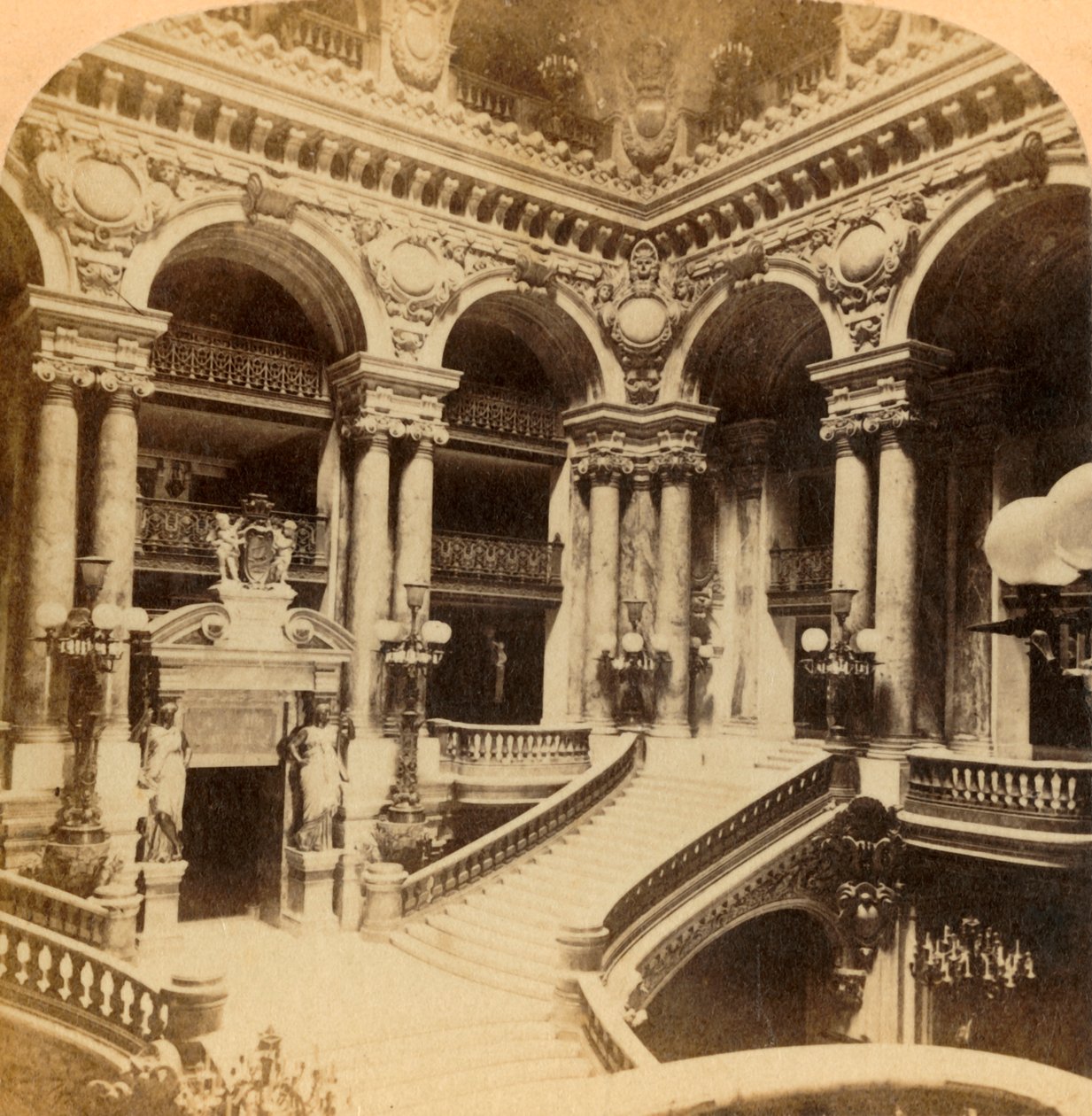 Escadaria no Grand Opera House, Paris, França, c1900. de Unbekannt