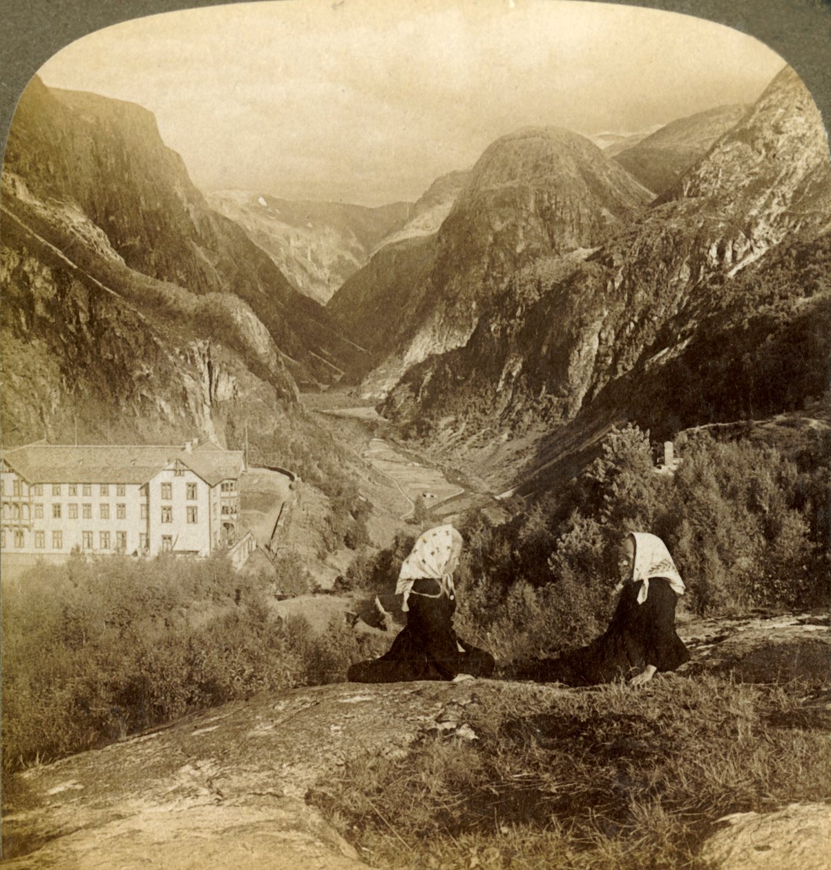 Stalheims Hotel, e sua vista soberba, através do famoso Naerodal, Noruega, 1905. de Unbekannt