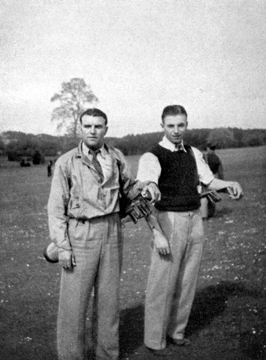 Stanley Matthews e Eddie Hapgood param entre os tiros durante uma partida de golfe, 1945 de Unbekannt