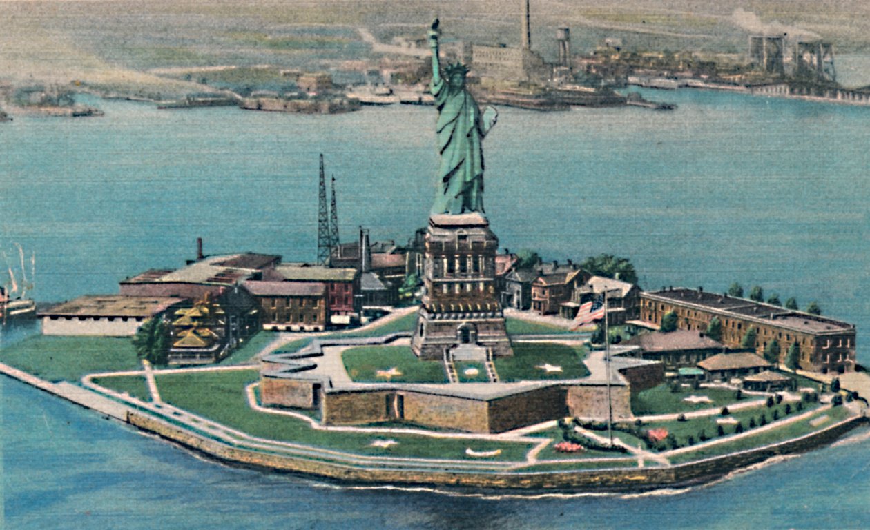 Estátua da liberdade na ilha de Bedloes no porto de Nova York. Cidade de Nova York, c1940s de Unbekannt