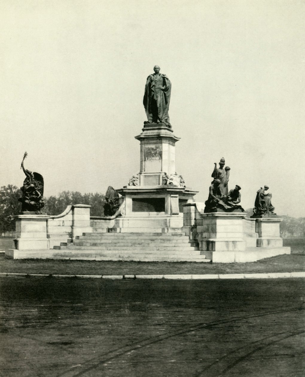 Estátua de Lord Curzon na entrada de Victoria Memorial Hall, 1925. de Unbekannt