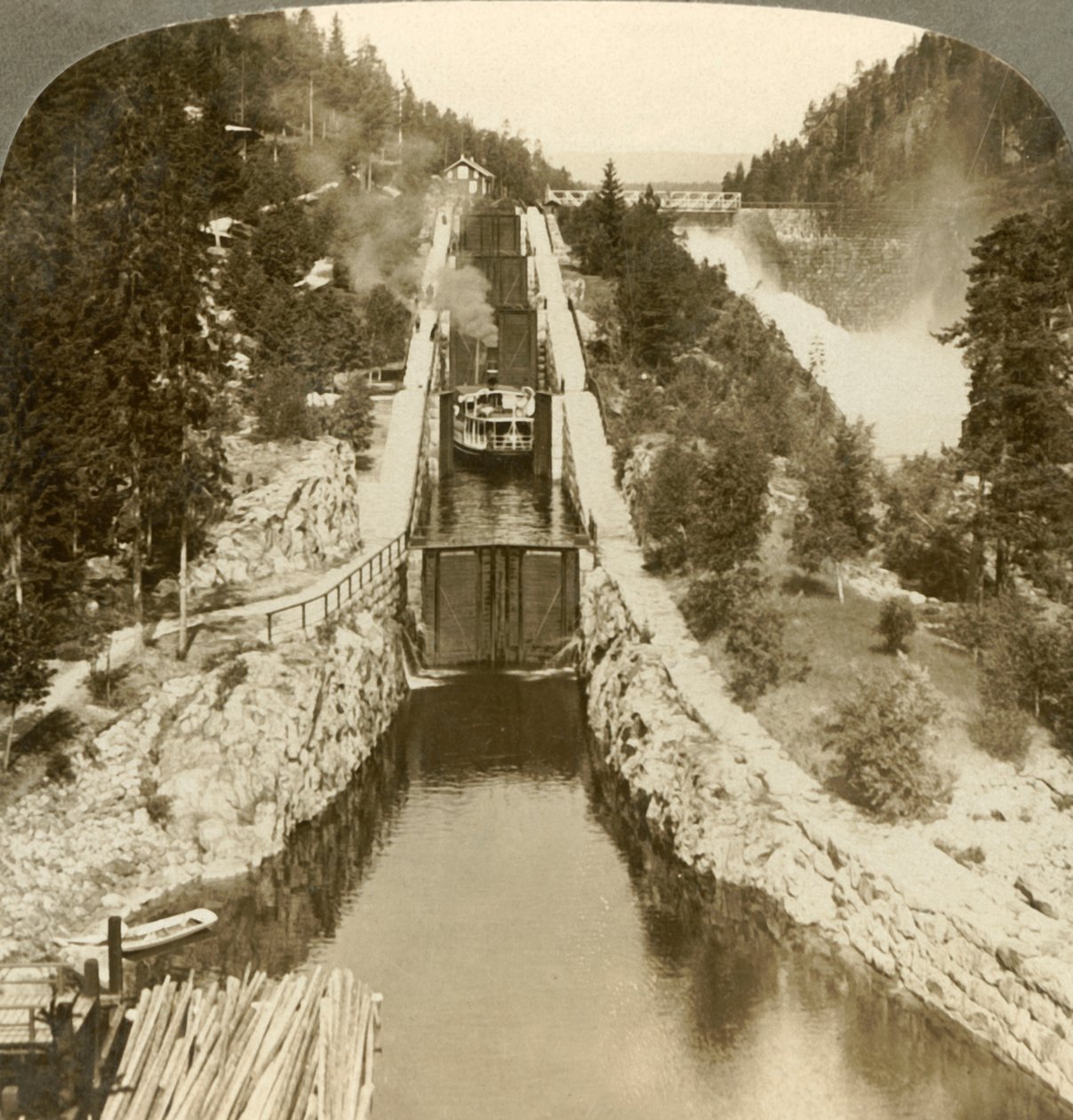 Barco a vapor que escala uma colina ao lado da cachoeira de Vrang, pelos fechamentos em Bandak-Nordsjo, Noruega, c1905. de Unbekannt