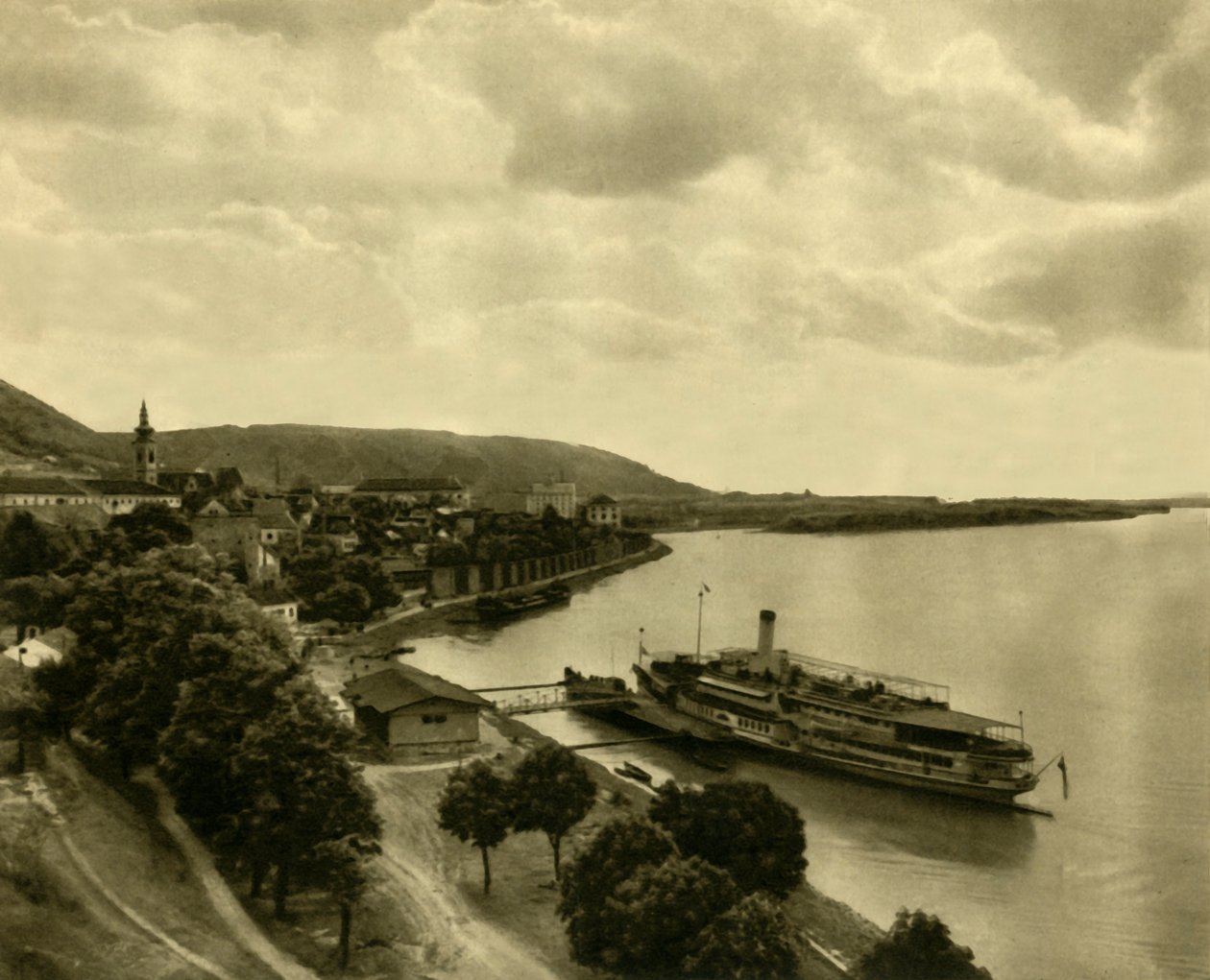 Barco a vapor no Danúbio em Hainburg, Baixa Áustria, c1935. de Unbekannt