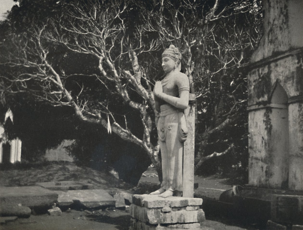 Figura de pedra perto do Ruwanwali-Dagoba, Anuradhapura, 1926 de Unbekannt