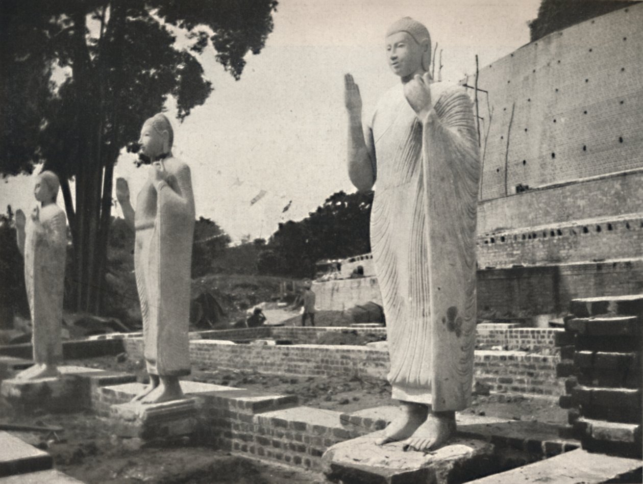 Estátuas de pedra em frente ao Ruwanwali-Dagoba em restauração, Anuradhapura, 1926 de Unbekannt