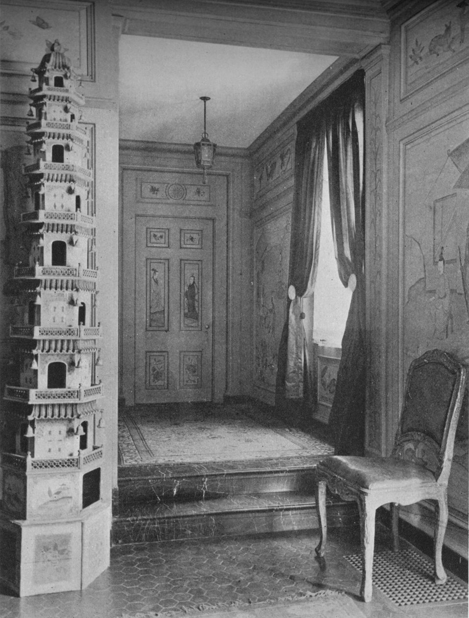 Escadas que levam do corredor até a porta da sala de jantar, casa da Sra. WK Vanderbilt, Nova York, 1924 de Unbekannt
