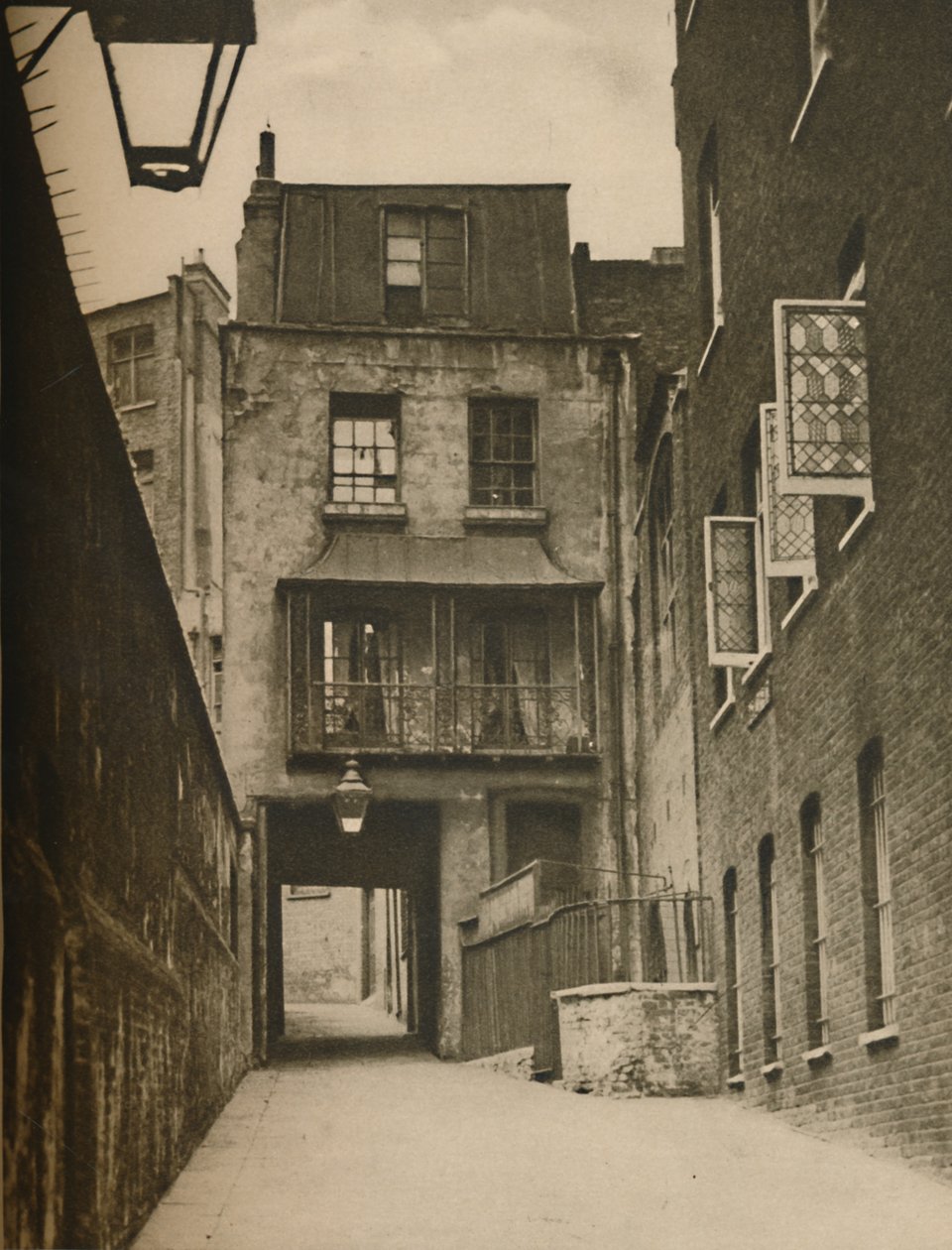 Strand Lane e a entrada para o banho romano, c1935. de Unbekannt