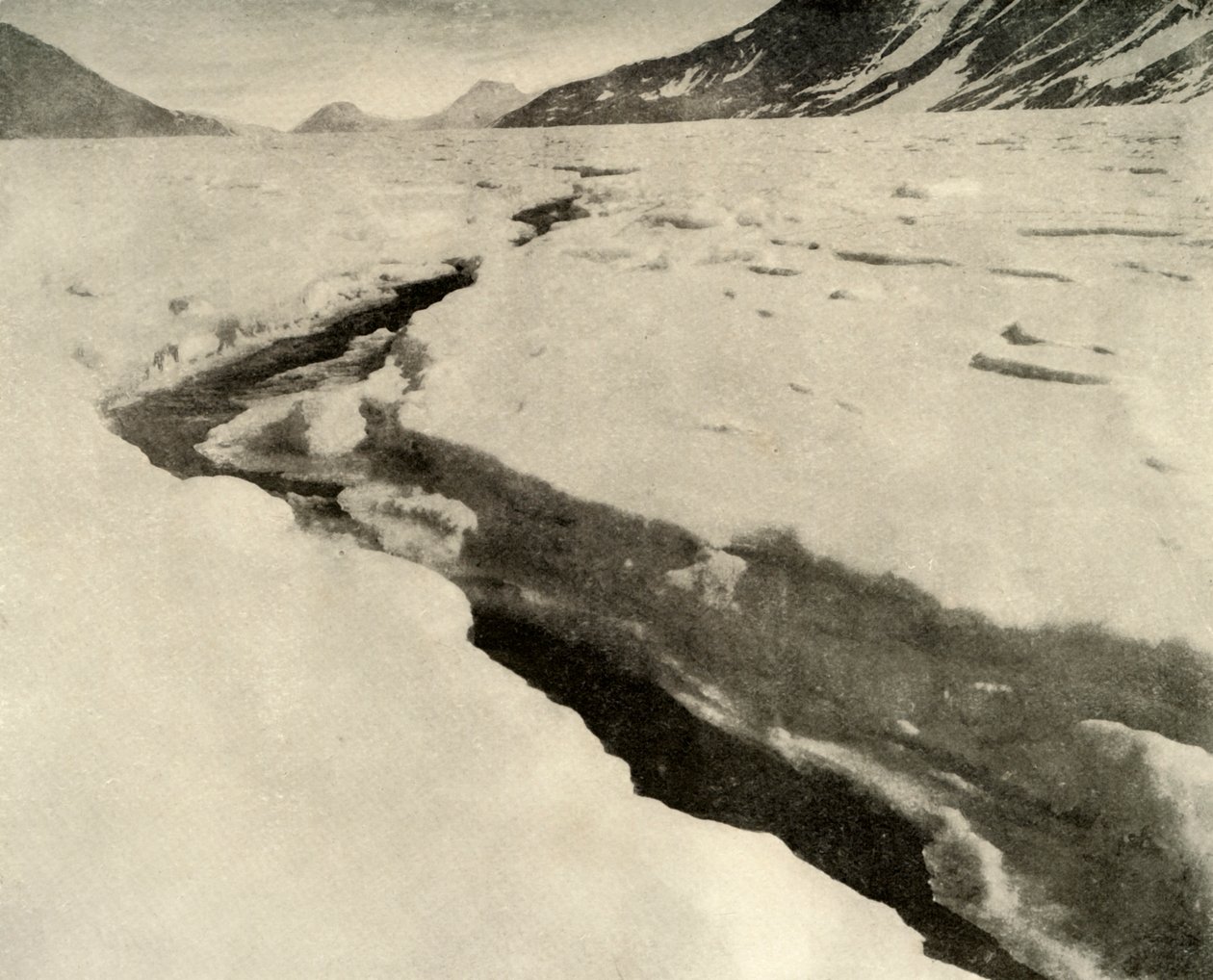 Fluxo de água corrente no meio da geleira Ferrar no verão, c1908, 1909. de Unbekannt