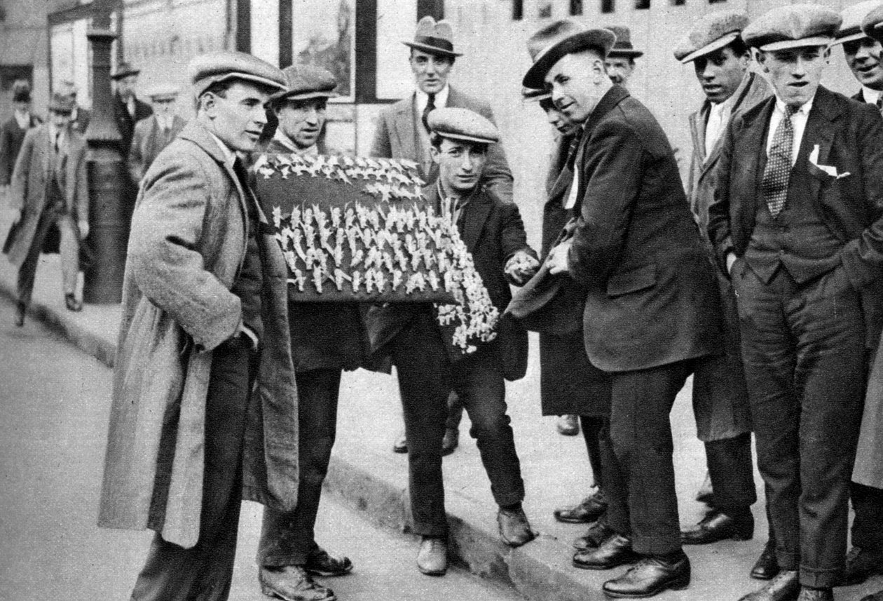 Vendedor ambulante de rua vendendo favores de futebol em Kings Cross, Londres, 1911 1926-1927 de Unbekannt