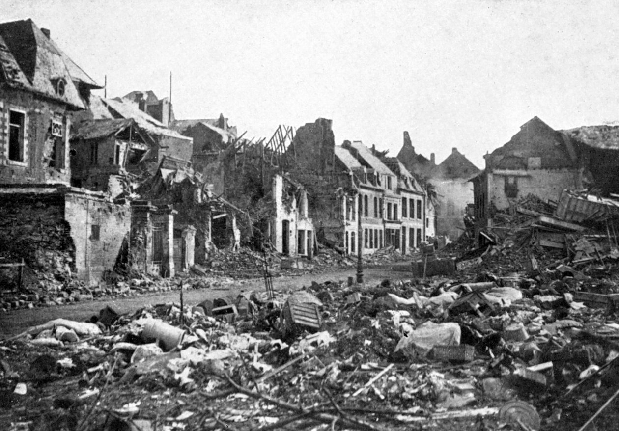 Cena de rua após a queda de Peronne, França, Primeira Guerra Mundial, 1917, c1920 de Unbekannt