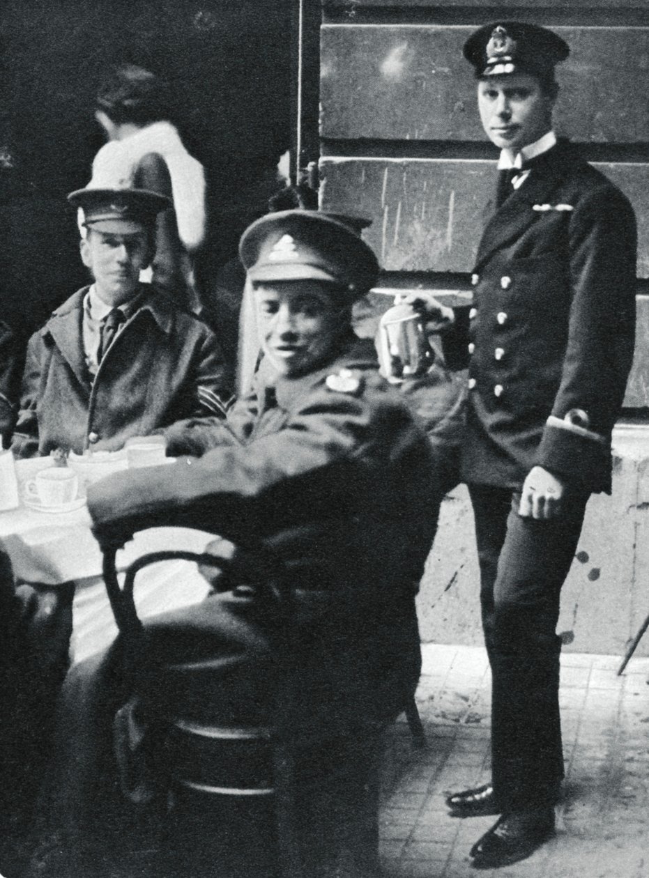 Subtenente Príncipe Albert servindo chá a soldados feridos no Palácio de Buckingham, 1916 de Unbekannt