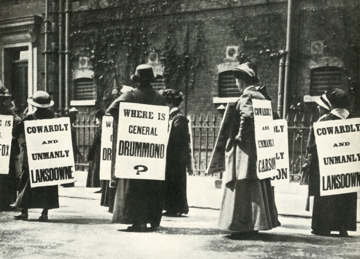 Os sufragistas demonstram do lado de fora de uma prisão, Londres, 1914, 1947. de Unbekannt