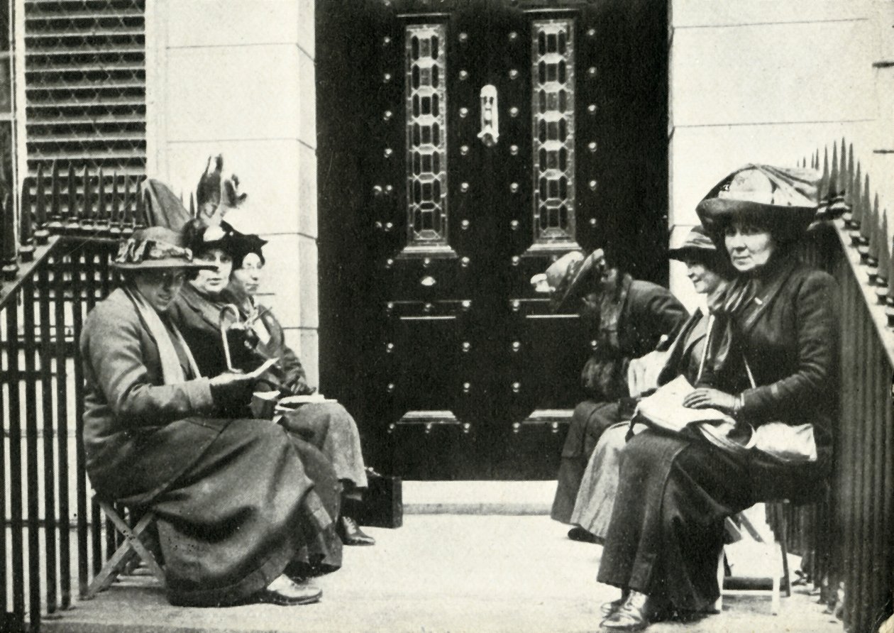 Sufragistas esperando na porta da casa de Sir Edward Carsons London, em 6 de abril de 1914, 1947. de Unbekannt