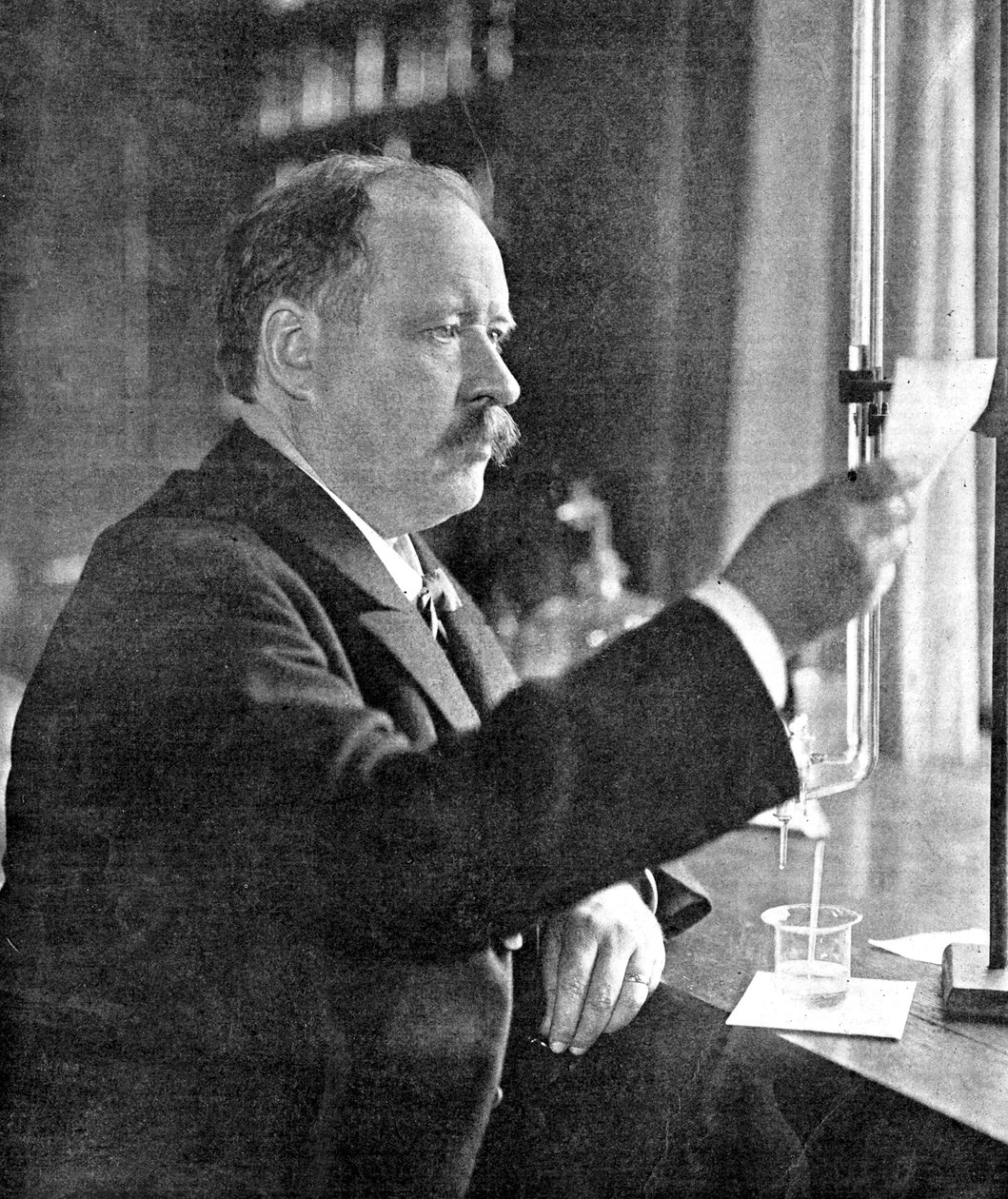 Svante Arrhenius 1859-1927, físico e químico sueco em seu laboratório, 1909 de Unbekannt
