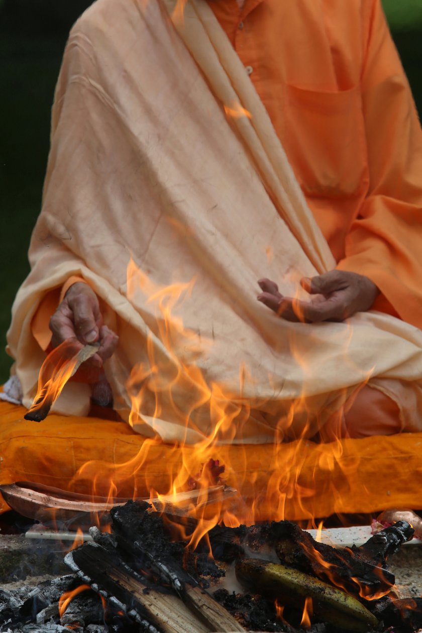 Swami Veetamohanda realizando o ritual de fogo homa no jardim do centro vedântico Ramakrishna. Gretz. França de Unbekannt