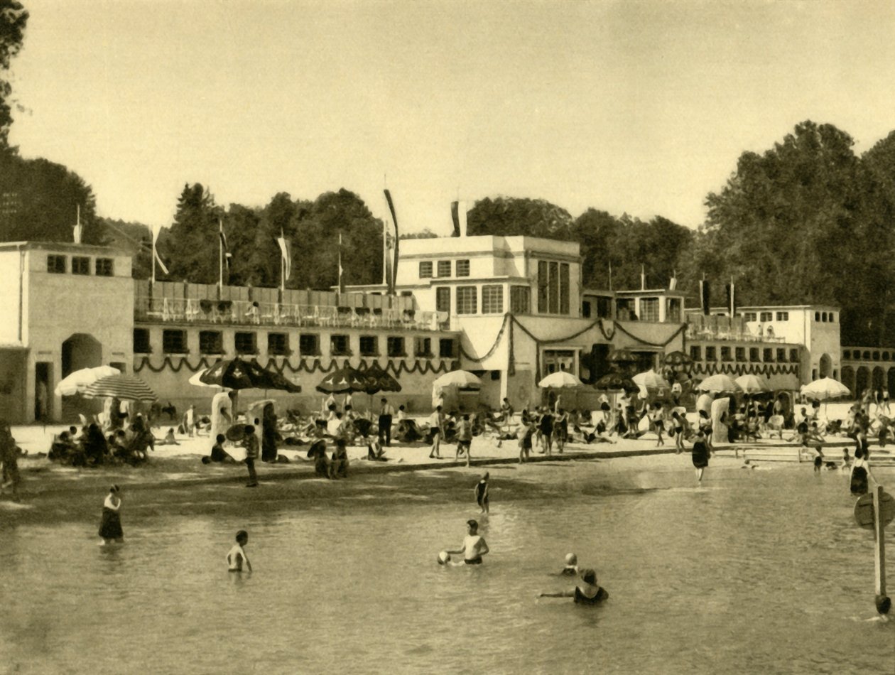Nadando no lago Traunsee, Gmunden, Alta Áustria, c1935. de Unbekannt