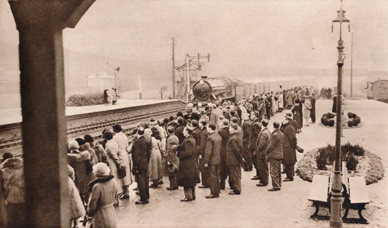 Interesse simpático no Royal Funeral Train na Estação Welwyn, 1936 de Unbekannt