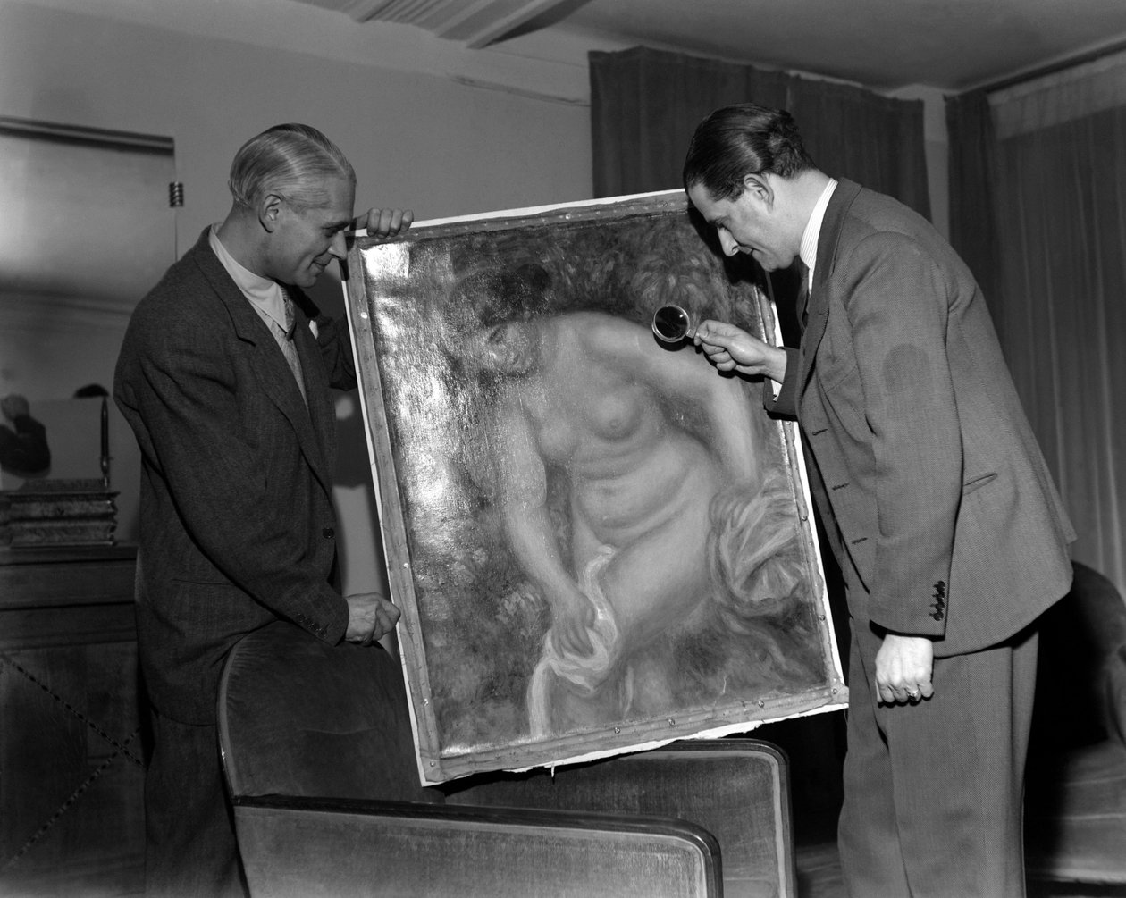 O CRÍTICO DE ARTE BERENHEIM EM PARIS. Ele admira um quadro de Renoir com uma lupa - 1948 de Unbekannt