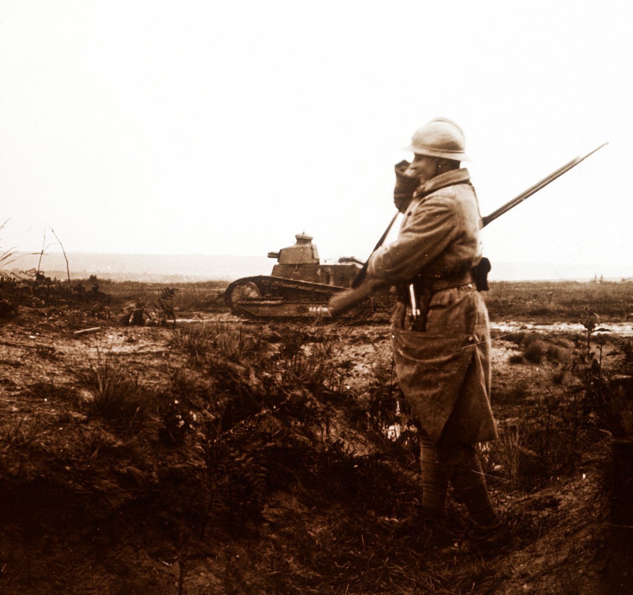 Tanque e soldado no campo de batalha, c1914-c1918 de Unbekannt