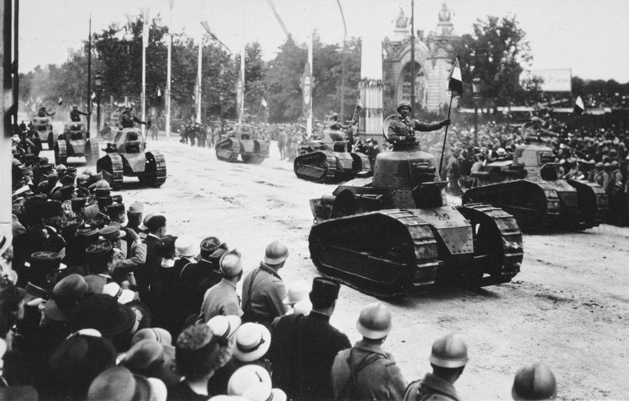 Tanques no desfile da grande vitória, Paris, França, 14 de julho de 1919 de Unbekannt