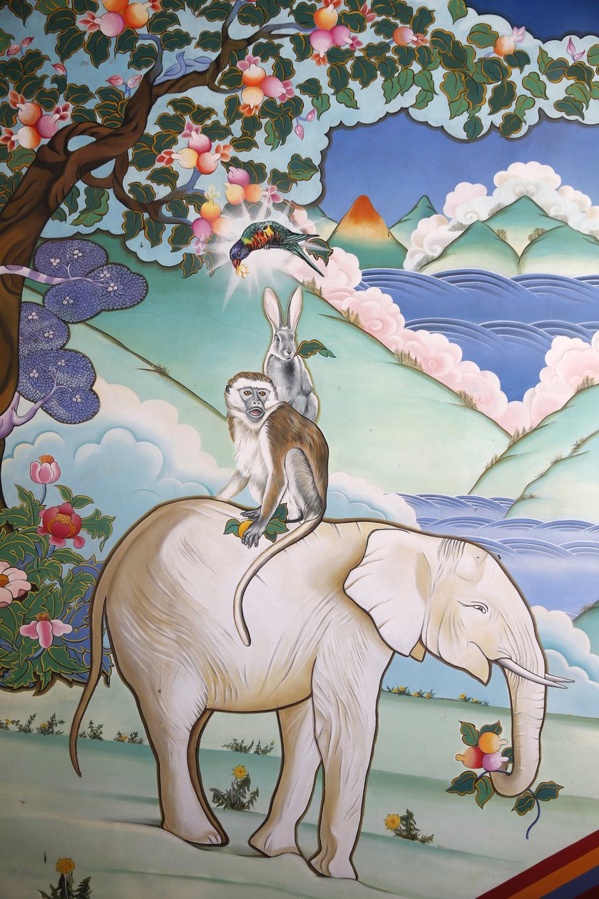 Templo da congregação dos Mil Budas Dashang Kagyu Ling Representação dos quatro amigos harmoniosos: o elefante, o macaco, o coelho e o faisão, La Boulaye, França de Unbekannt