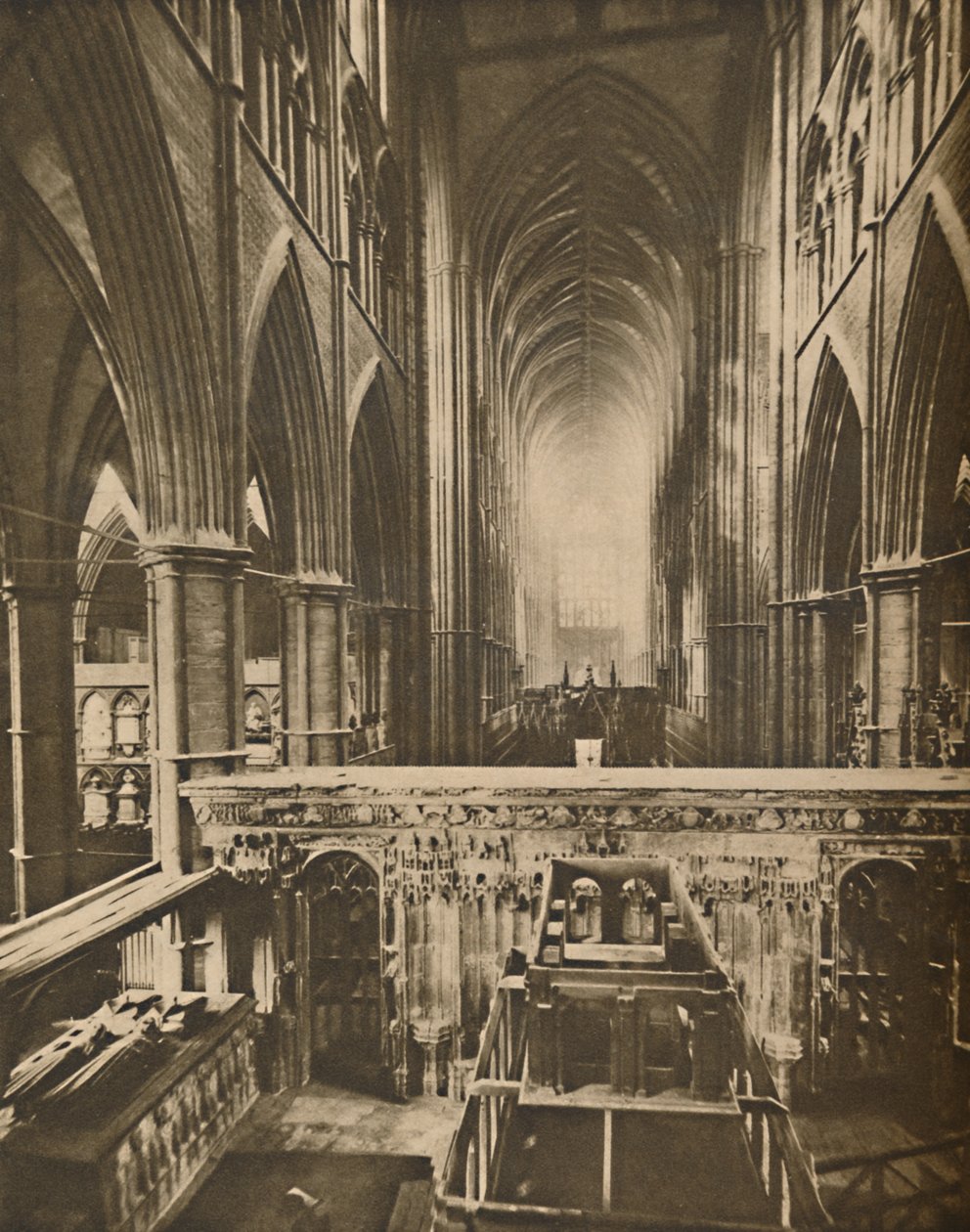 The Grand Abbeys Interior: Olhando para o oeste a partir da capela do confessor, c1935. de Unbekannt